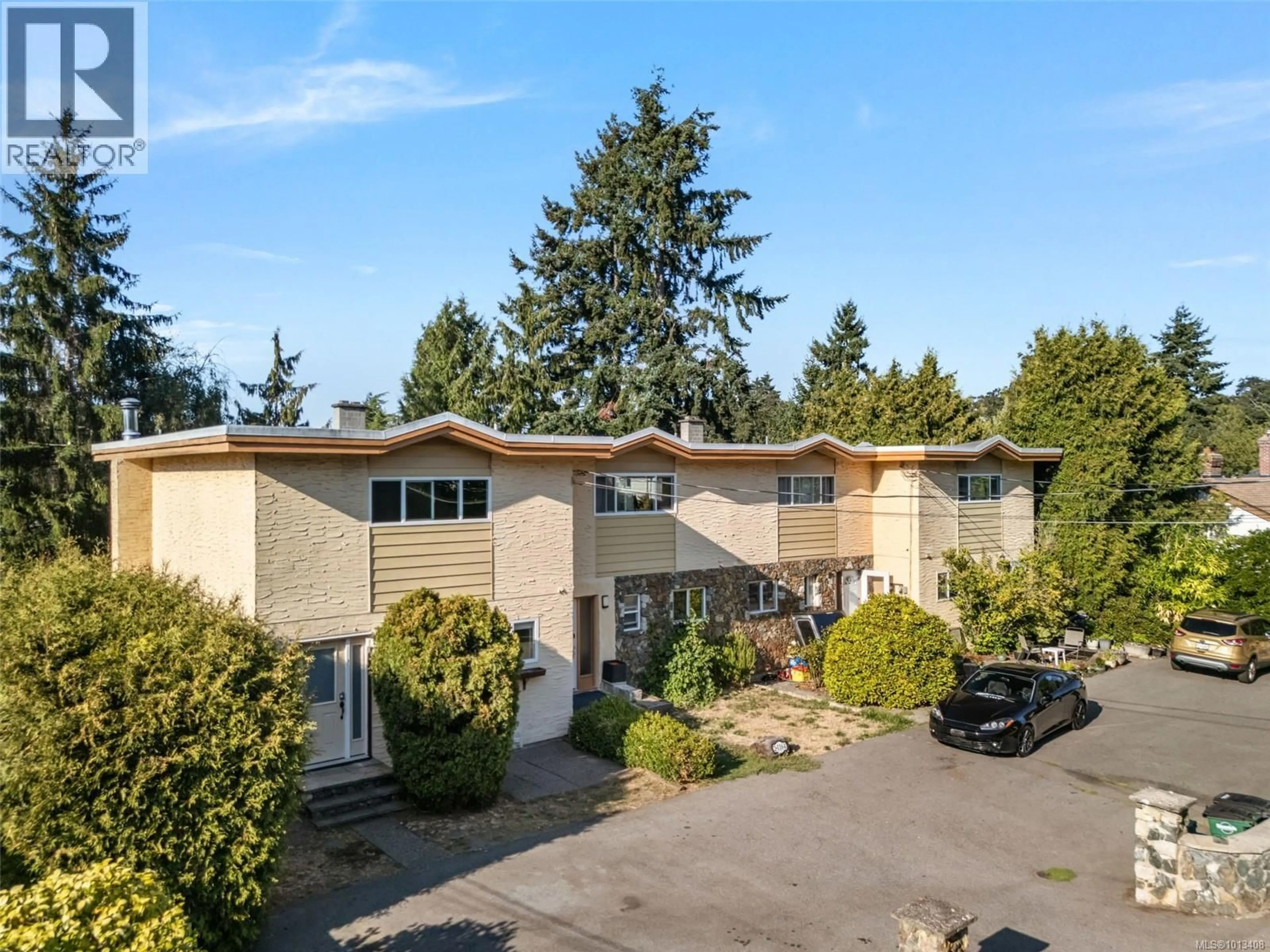 A pic from outside/outdoor area/front of a property/back of a property/a pic from drone, building for 1 - 1164 PALMER ROAD, Saanich British Columbia V8P2H6