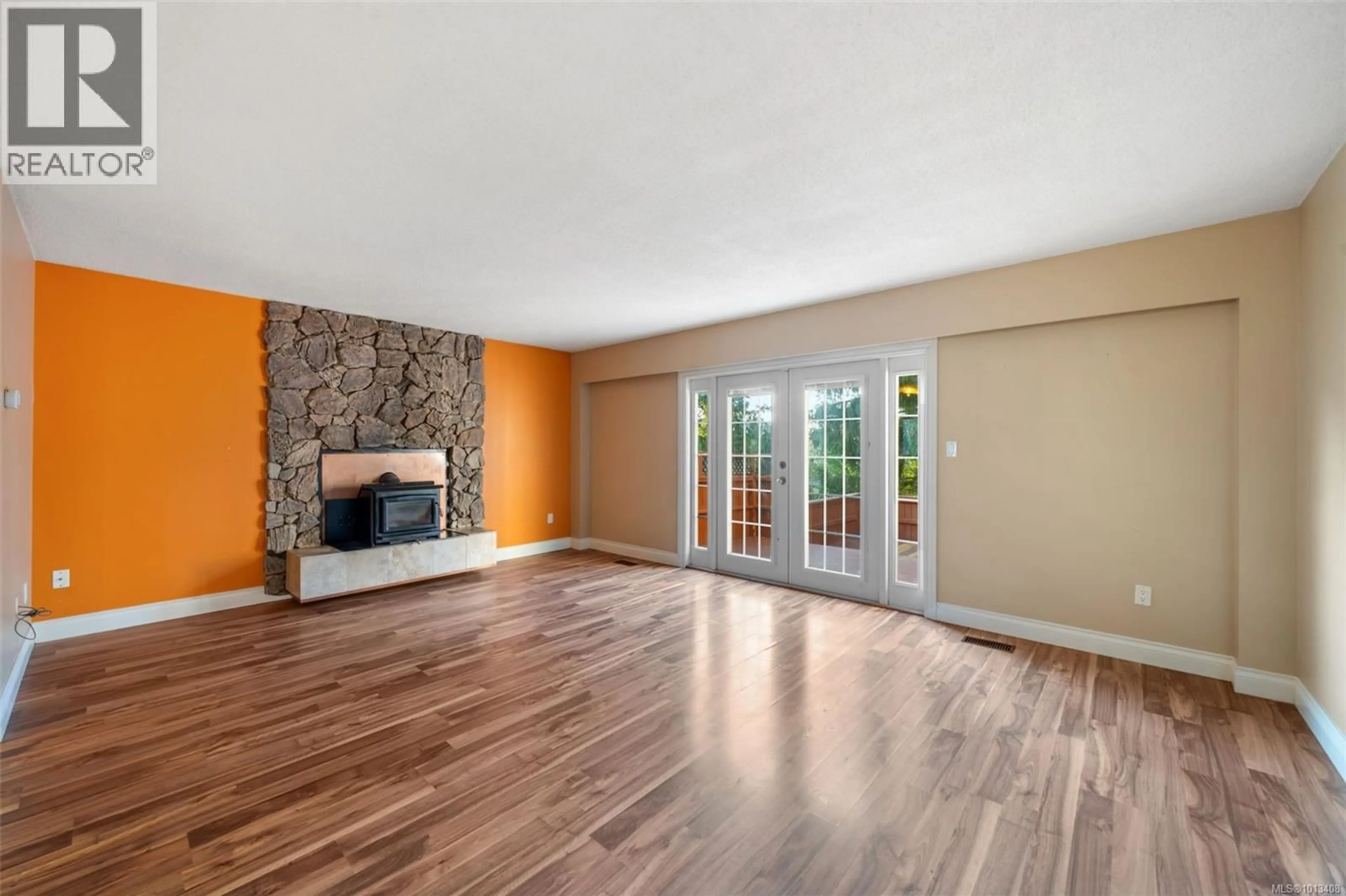 Living room with furniture, wood/laminate floor for 1 - 1164 PALMER ROAD, Saanich British Columbia V8P2H6
