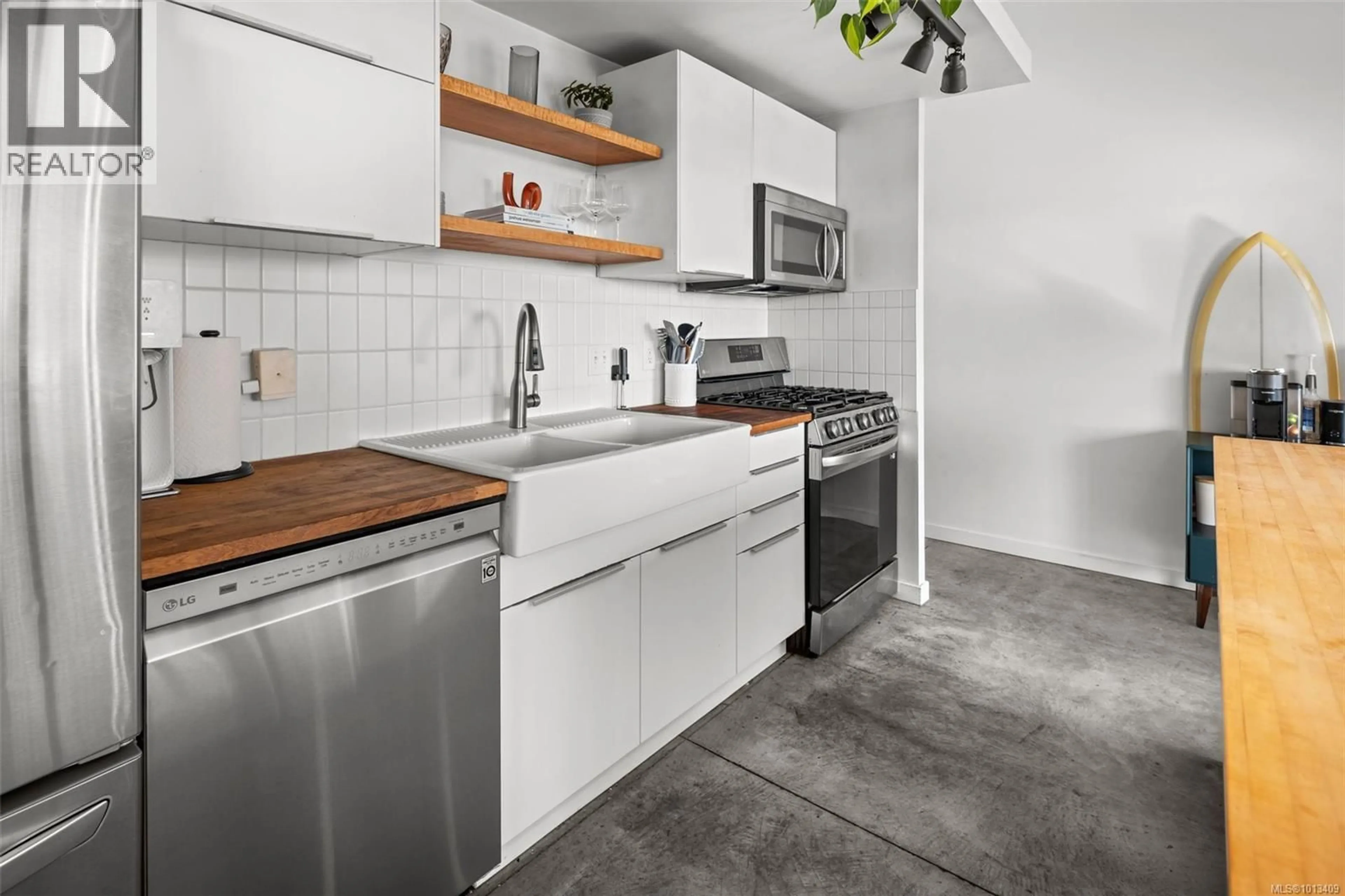 Standard kitchen, unknown for 311 - 455 SITKUM ROAD, Victoria British Columbia V9A7N9