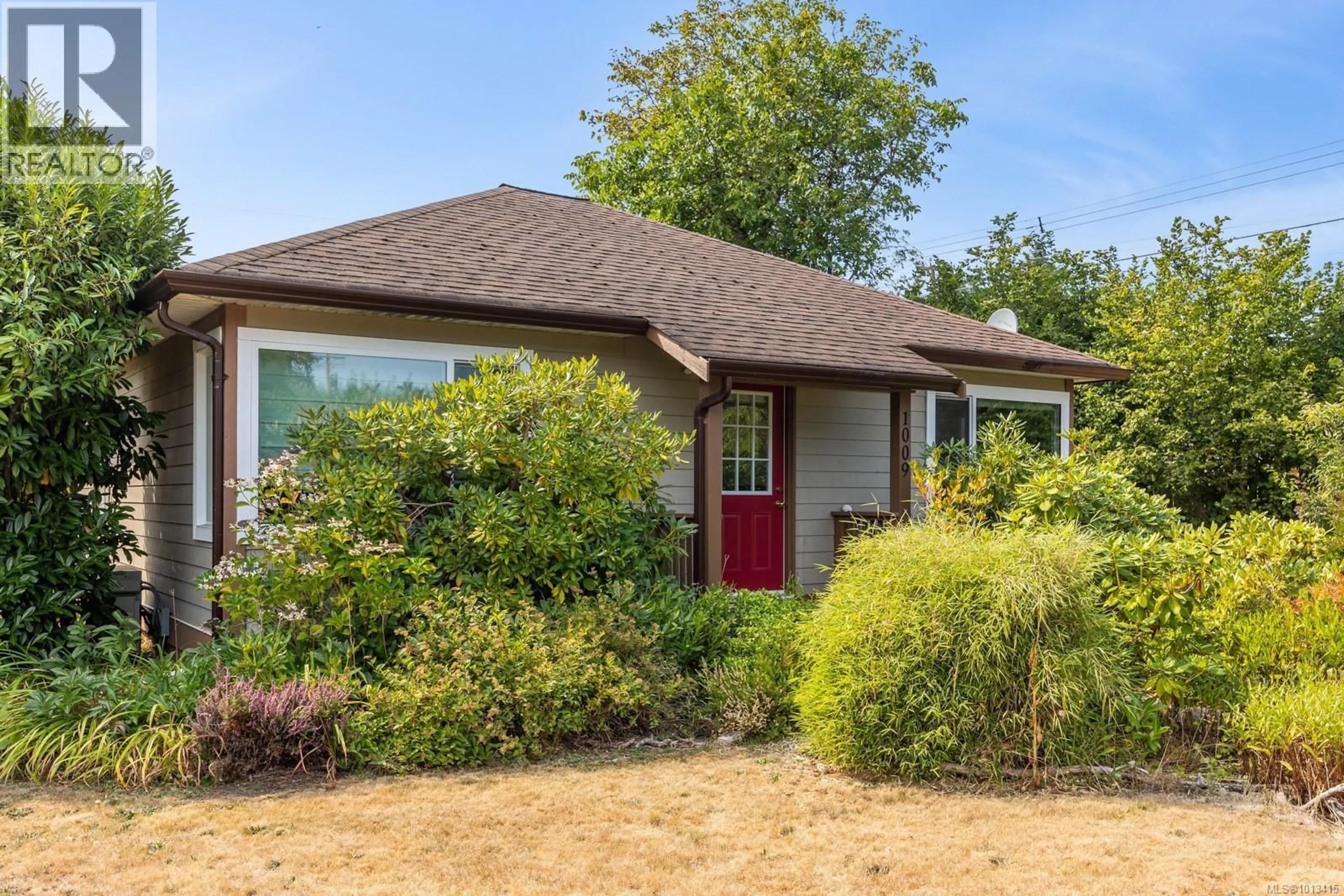 Home with vinyl exterior material, street for 1009 URQUHART AVENUE, Courtenay British Columbia V9N3K6
