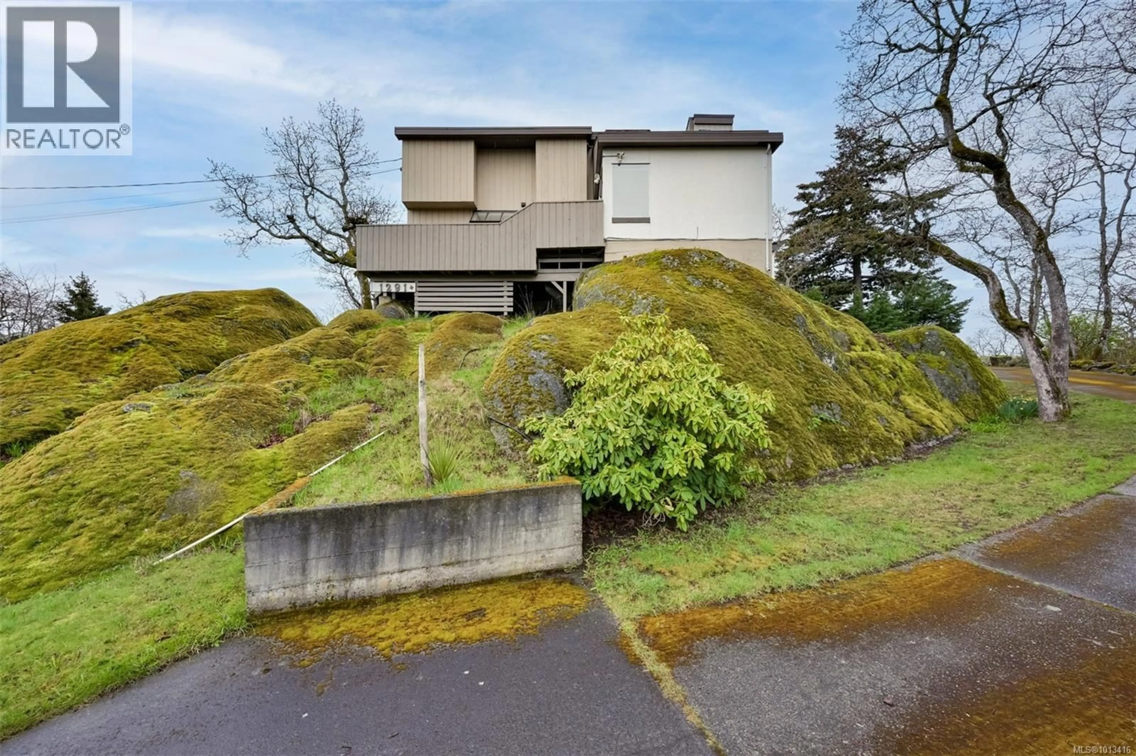 A pic from outside/outdoor area/front of a property/back of a property/a pic from drone, building for 1291 ROCKCREST AVENUE, Esquimalt British Columbia V9A4W4