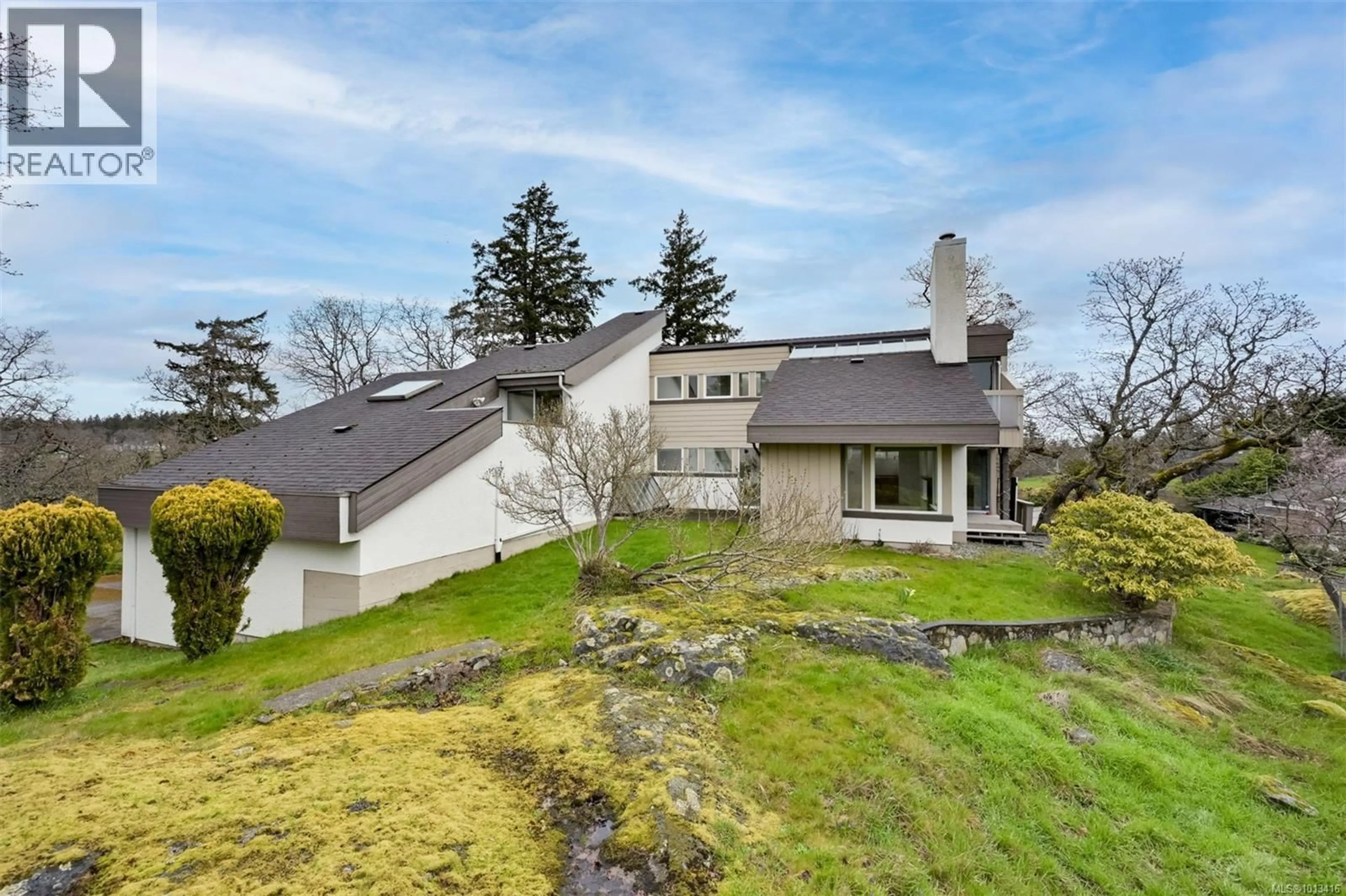 A pic from outside/outdoor area/front of a property/back of a property/a pic from drone, mountain view for 1291 ROCKCREST AVENUE, Esquimalt British Columbia V9A4W4