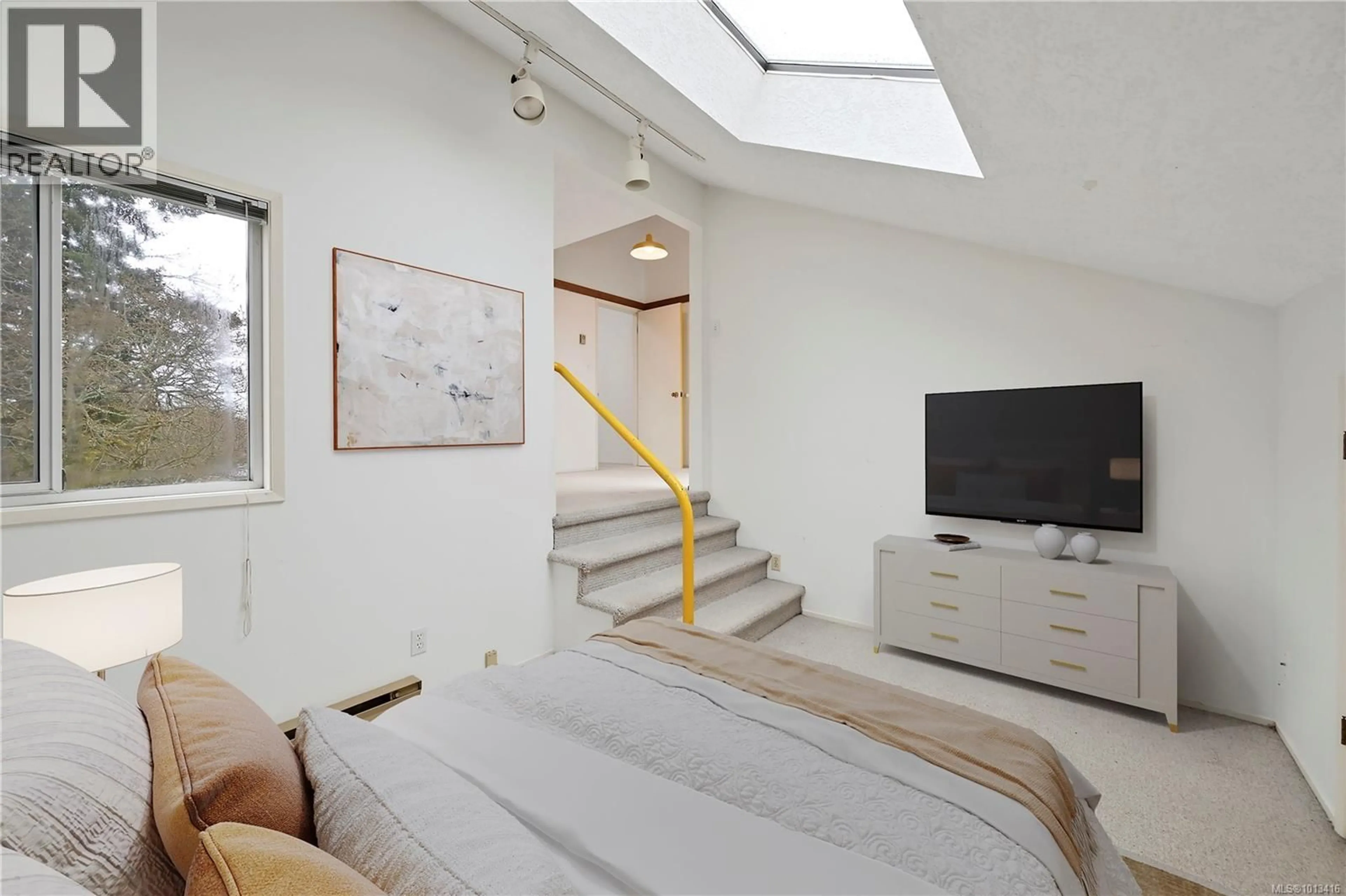 A pic of a room for 1291 ROCKCREST AVENUE, Esquimalt British Columbia V9A4W4