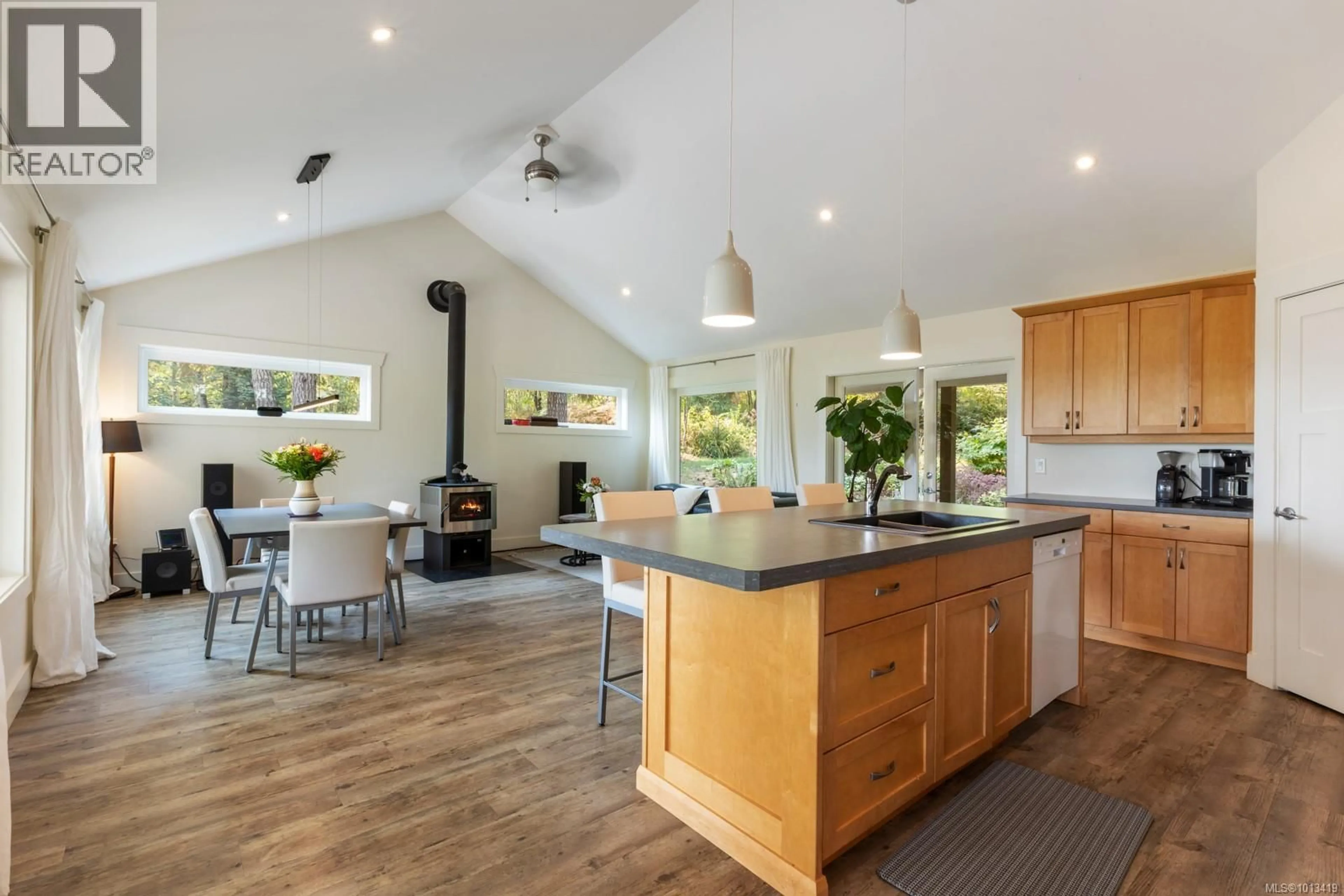 Open concept kitchen, unknown for 6531 COUNTRY ROAD, Fanny Bay British Columbia V0R1W0