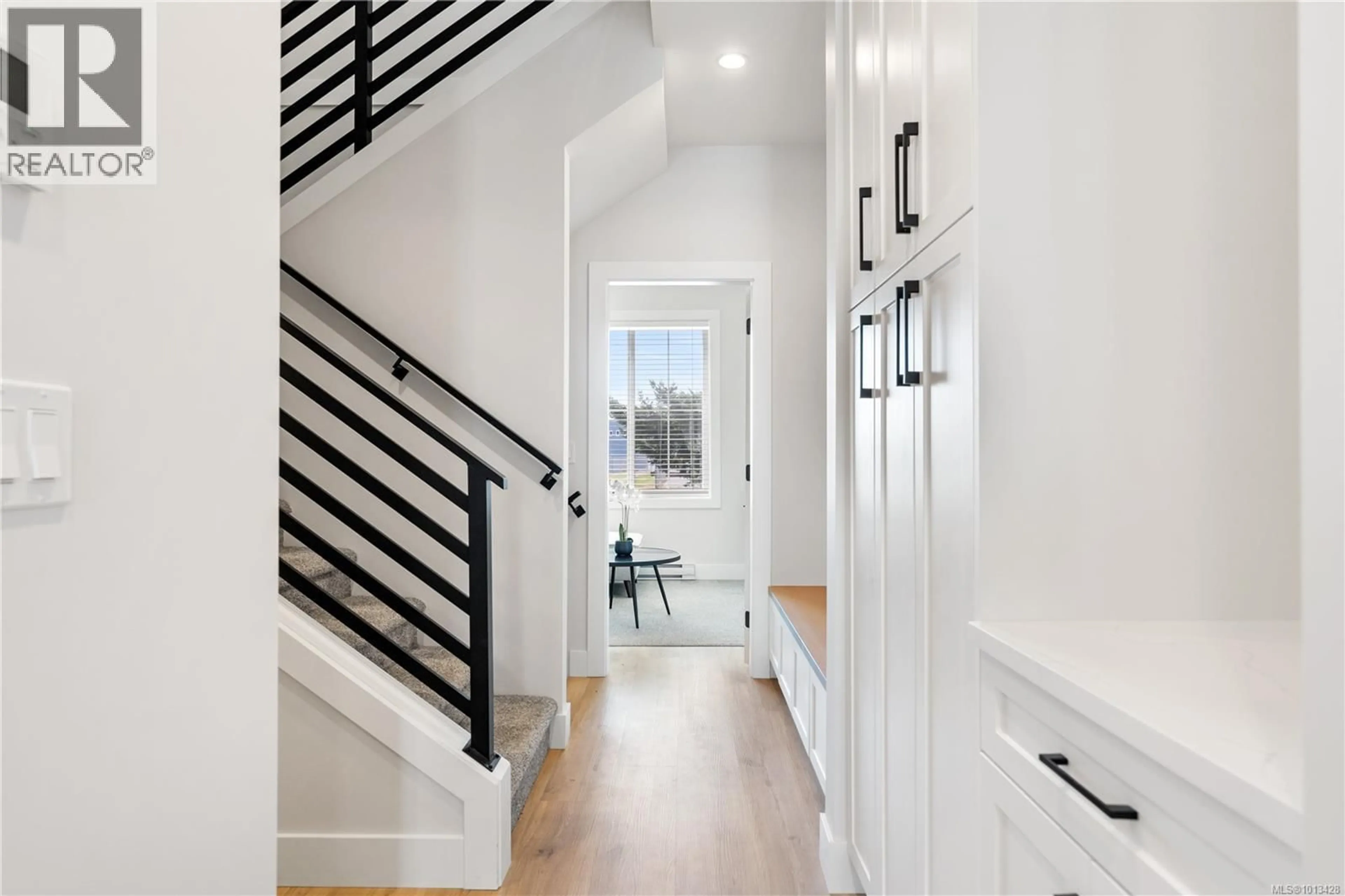 Indoor entryway for 1 - 910 OLD ESQUIMALT ROAD, Esquimalt British Columbia V9A4X3