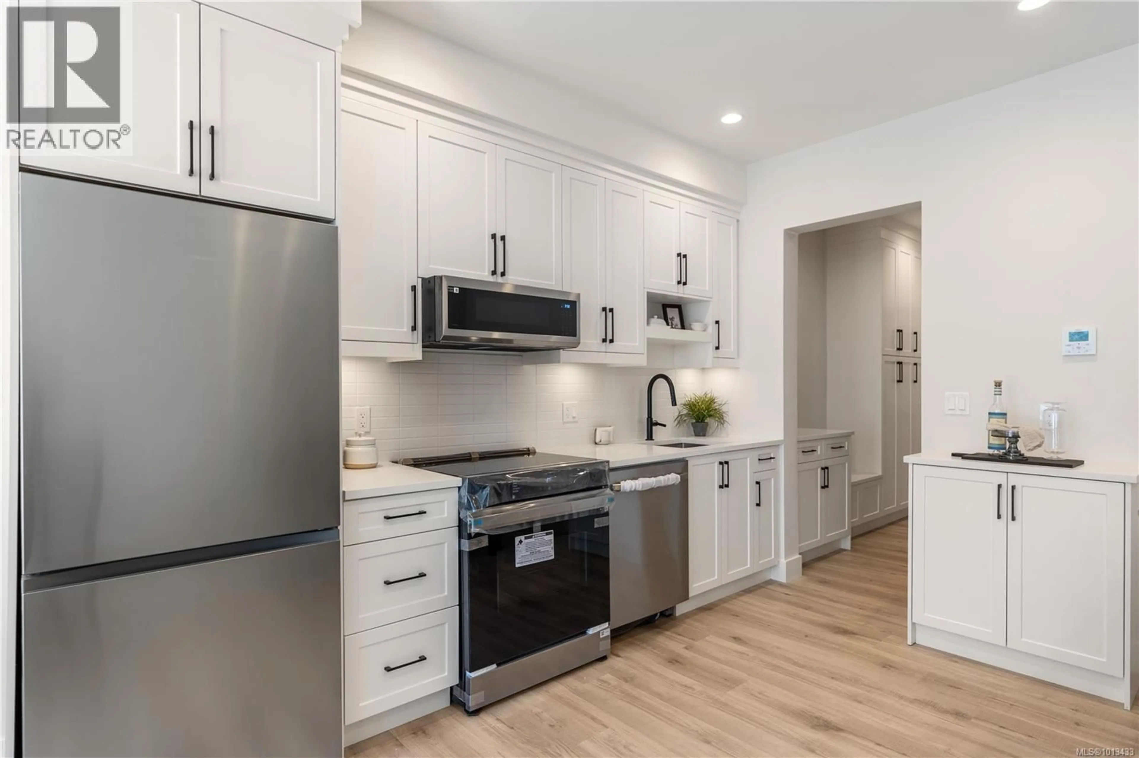 Open concept kitchen, unknown for 4 - 910 OLD ESQUIMALT ROAD, Esquimalt British Columbia V9A4X3