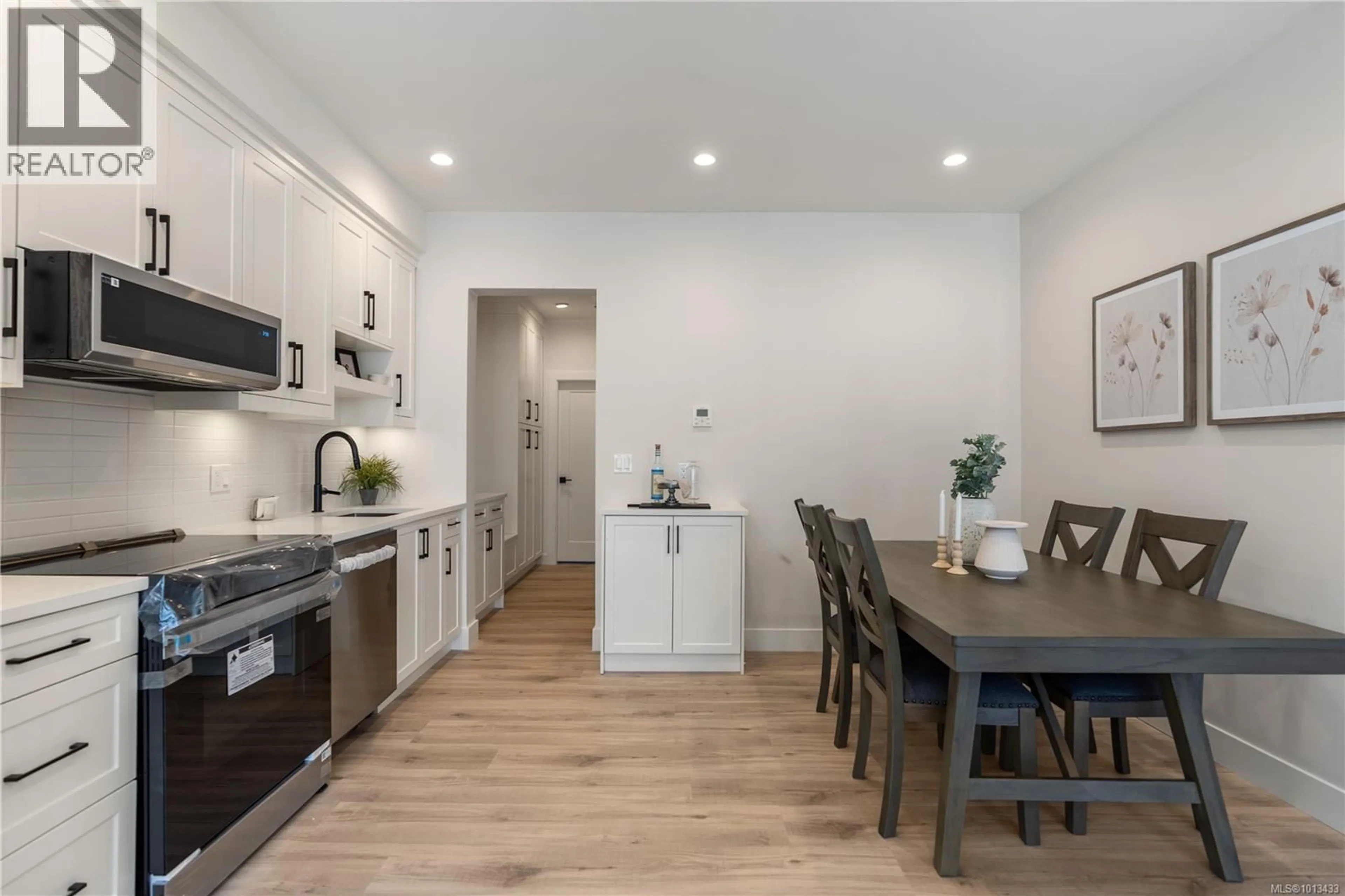 Open concept kitchen, unknown for 4 - 910 OLD ESQUIMALT ROAD, Esquimalt British Columbia V9A4X3