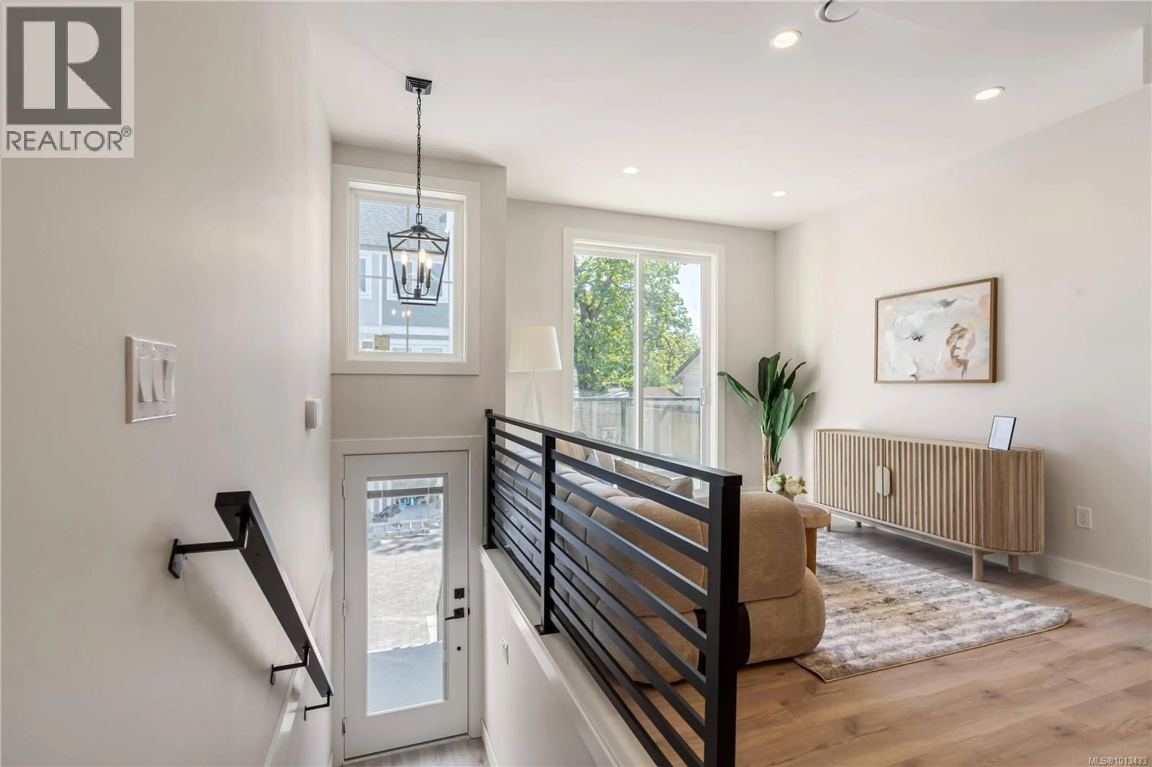 Indoor entryway for 4 - 910 OLD ESQUIMALT ROAD, Esquimalt British Columbia V9A4X3