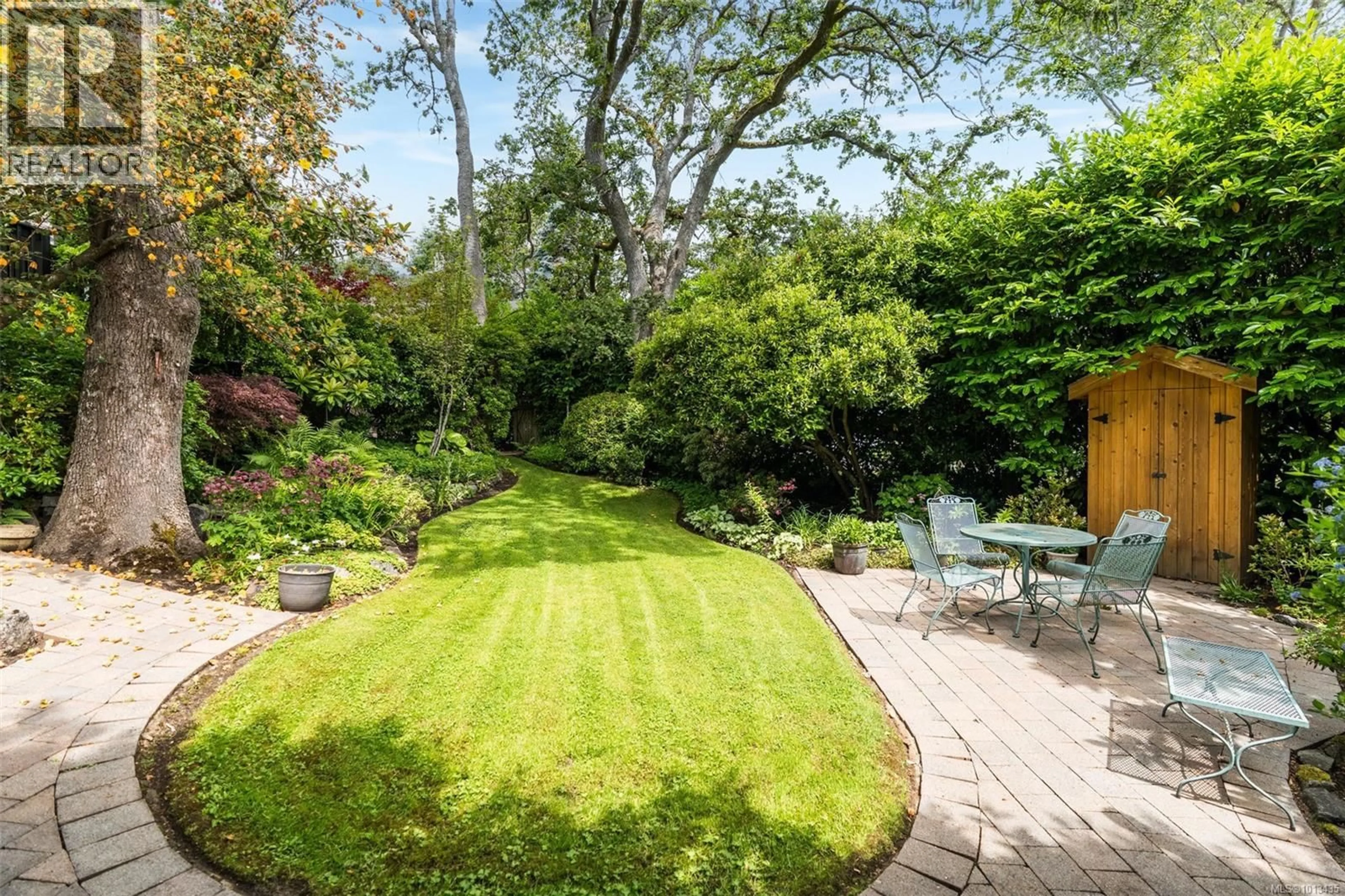 Patio, street for 2088 FALKLAND PLACE, Oak Bay British Columbia V8S4M5