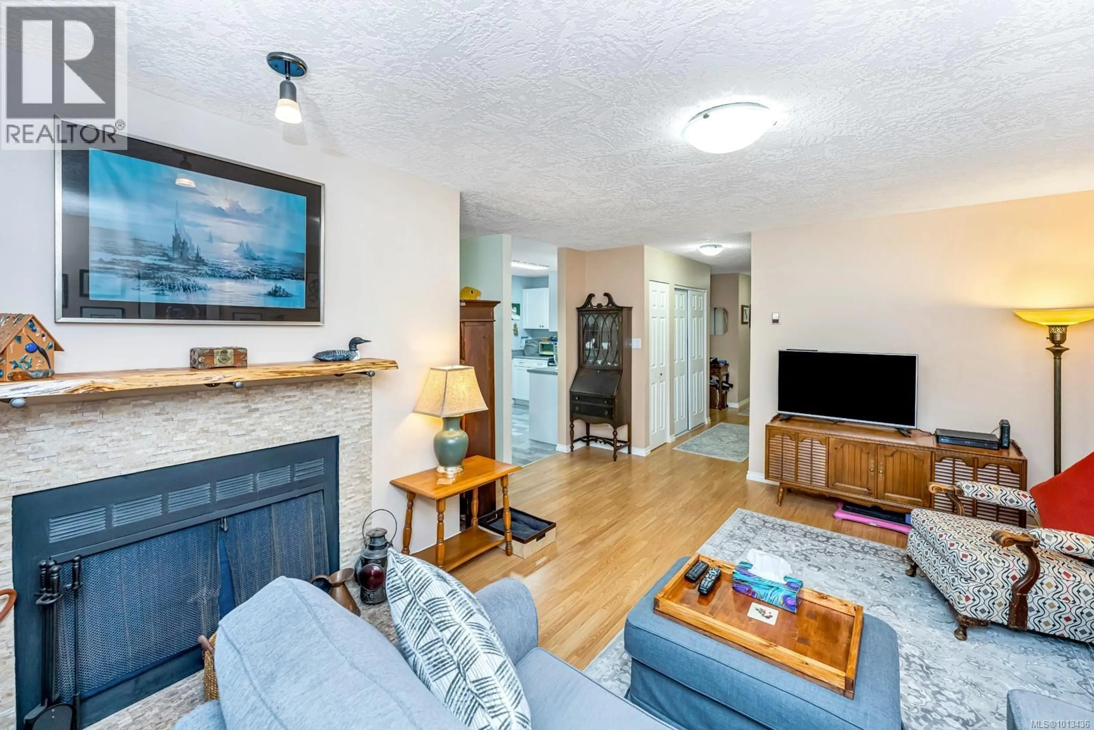 Living room with furniture, unknown for 203 - 940 INVERNESS ROAD, Saanich British Columbia V8X2R9