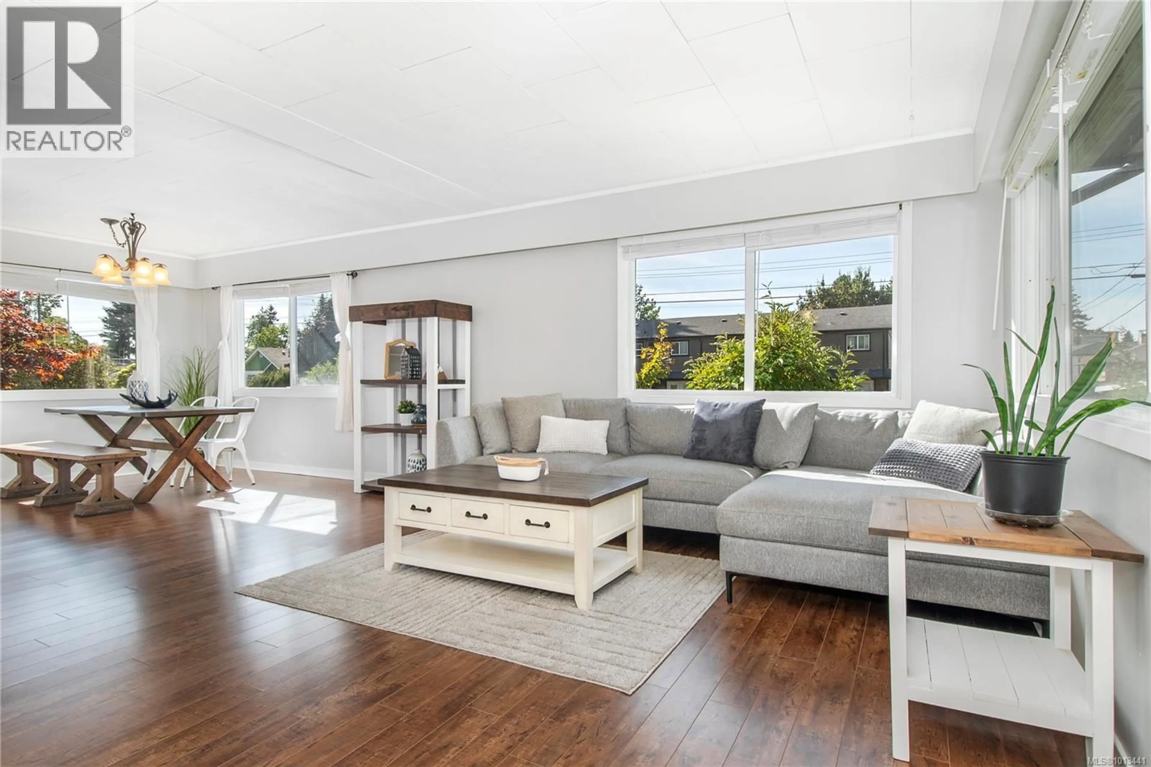 Living room with furniture, wood/laminate floor for 595 CEDAR STREET, Campbell River British Columbia V9W2V7