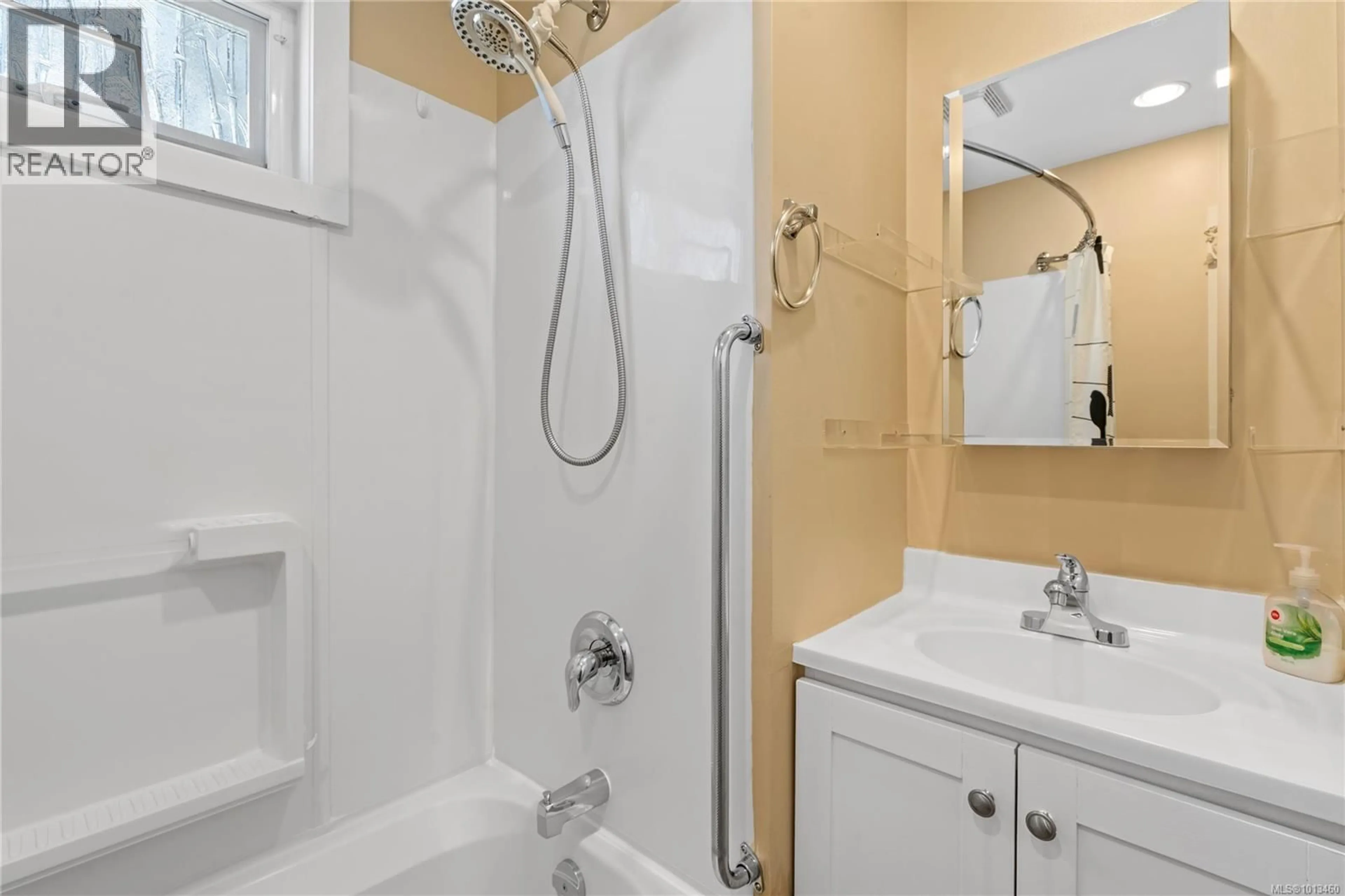 Standard bathroom, ceramic/tile floor for 3773 14TH AVENUE, Port Alberni British Columbia V9Y5B8