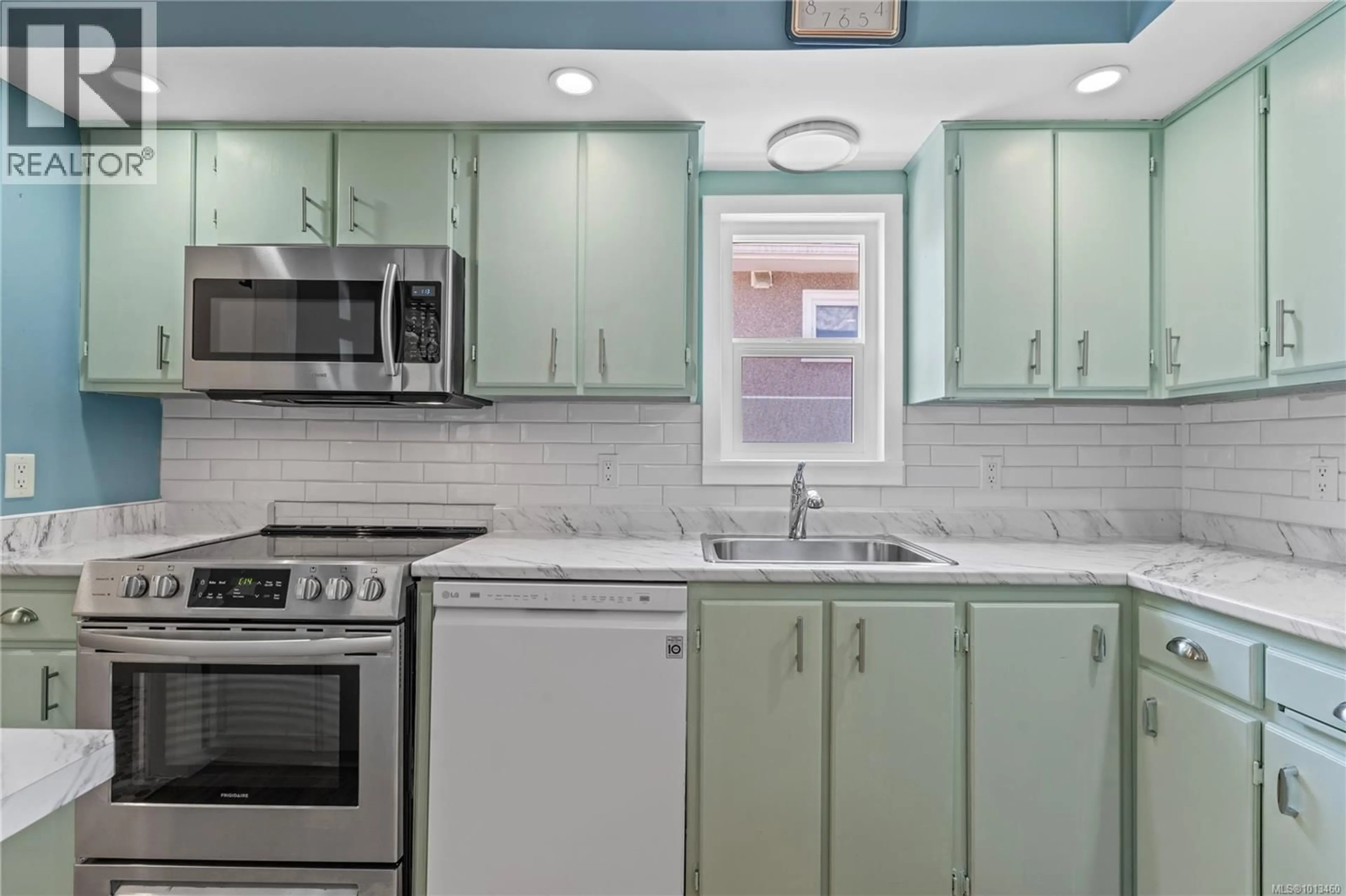Standard kitchen, ceramic/tile floor for 3773 14TH AVENUE, Port Alberni British Columbia V9Y5B8
