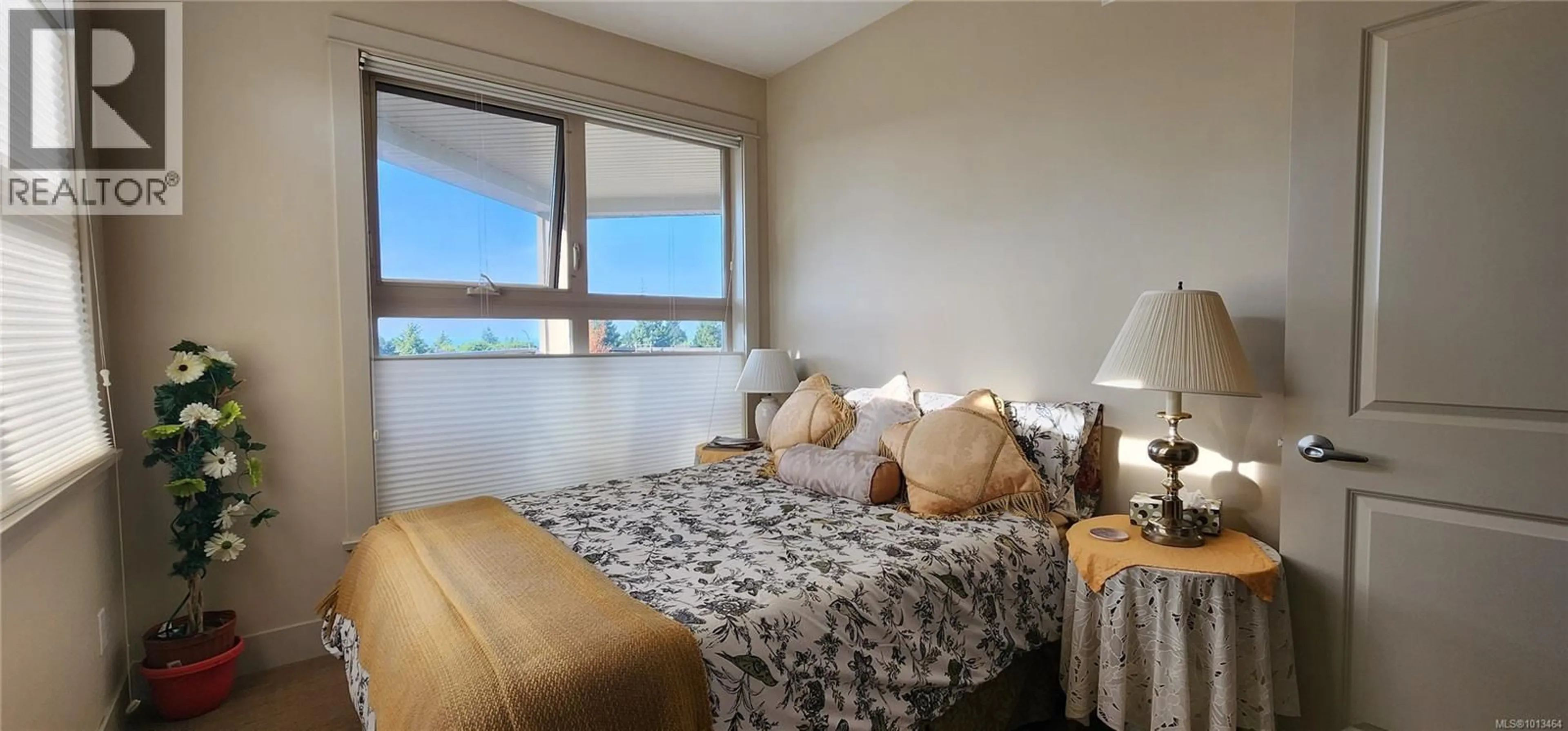 Bedroom with bed, wood/laminate floor for 321 - 6310 MCROBB AVENUE, Nanaimo British Columbia V9V1W8