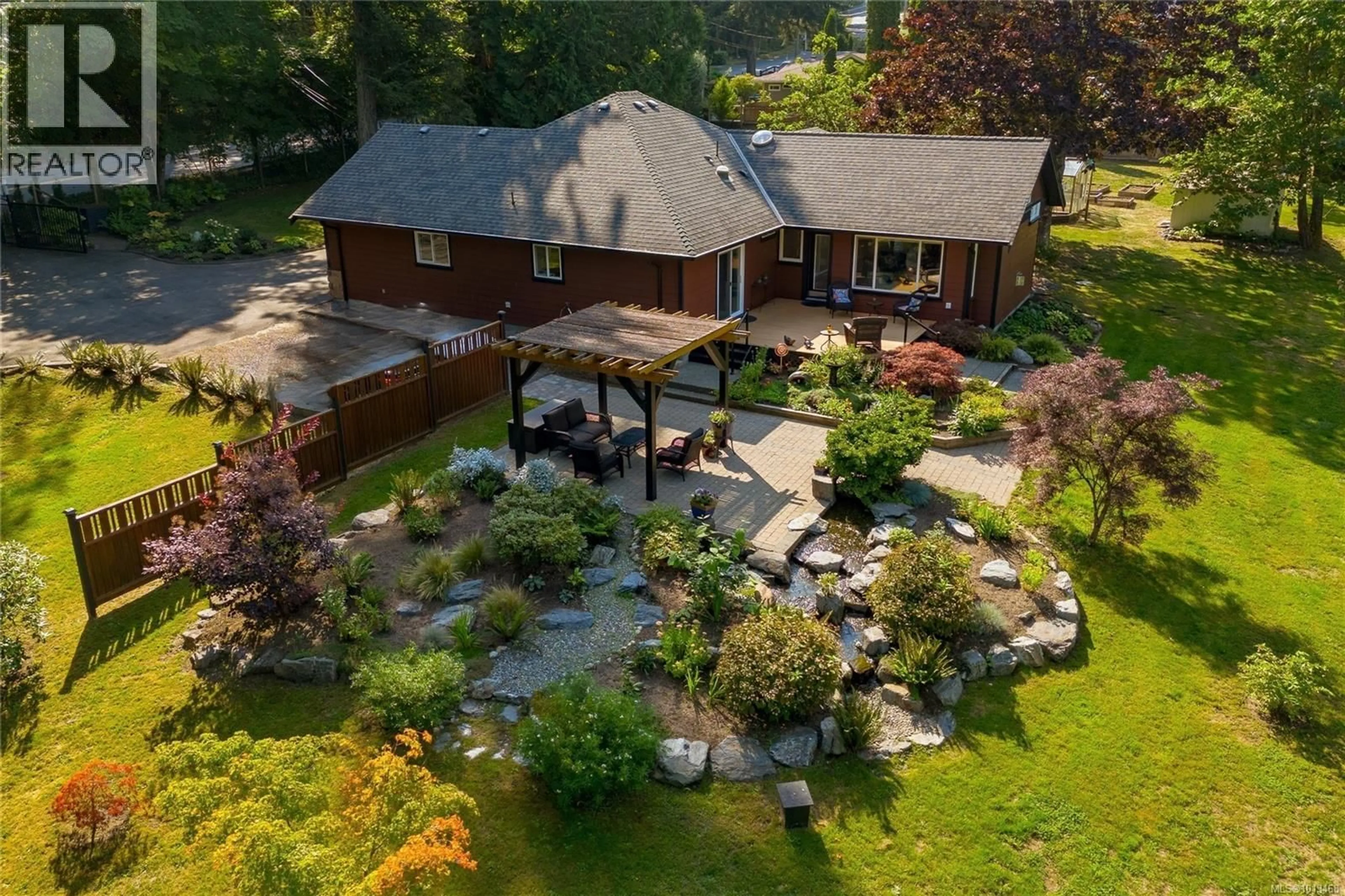 A pic from outside/outdoor area/front of a property/back of a property/a pic from drone, water/lake/river/ocean view for 850 SAYWARD ROAD, Saanich British Columbia V8Y1R4
