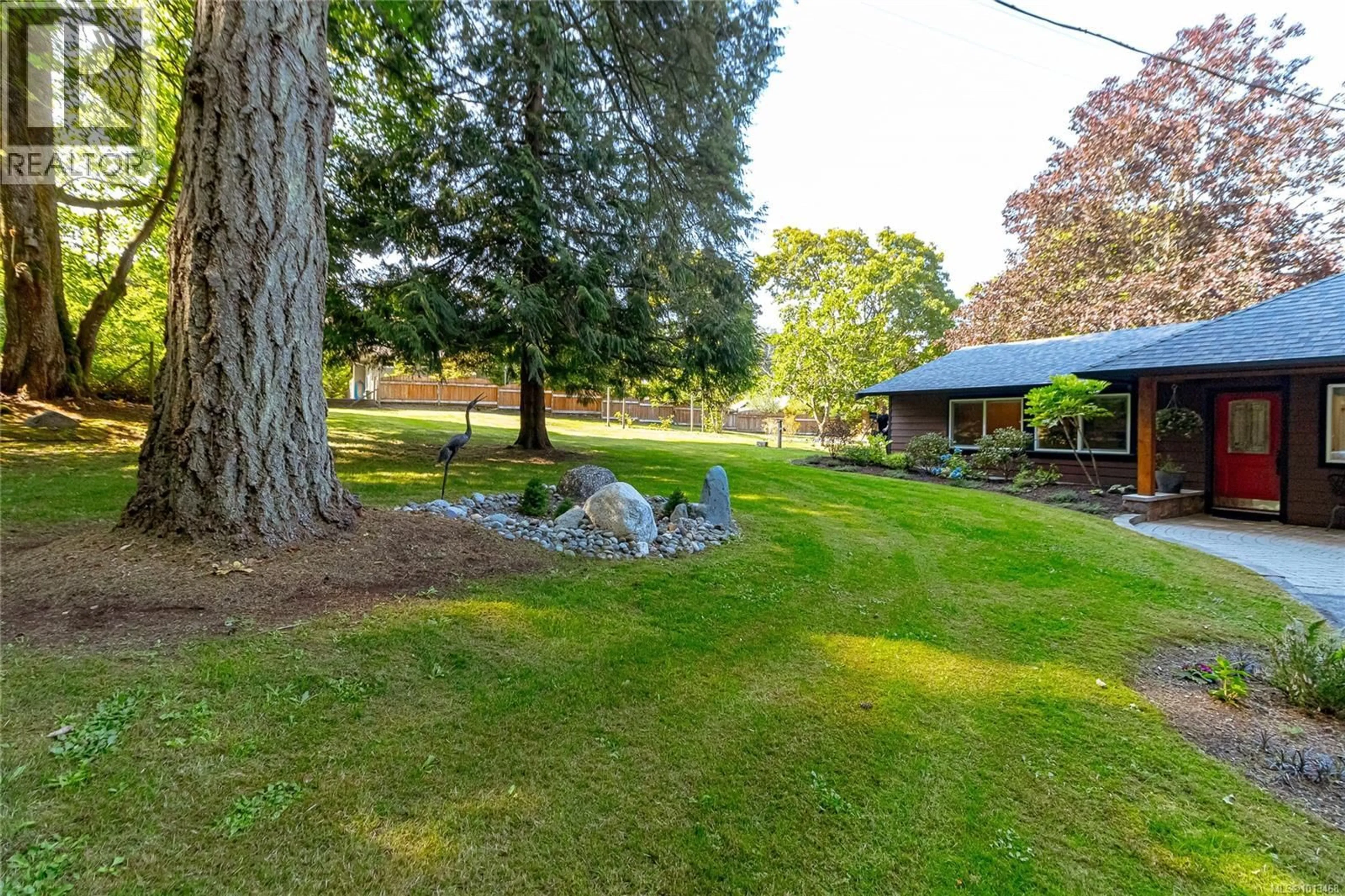 A pic from outside/outdoor area/front of a property/back of a property/a pic from drone, water/lake/river/ocean view for 850 SAYWARD ROAD, Saanich British Columbia V8Y1R4