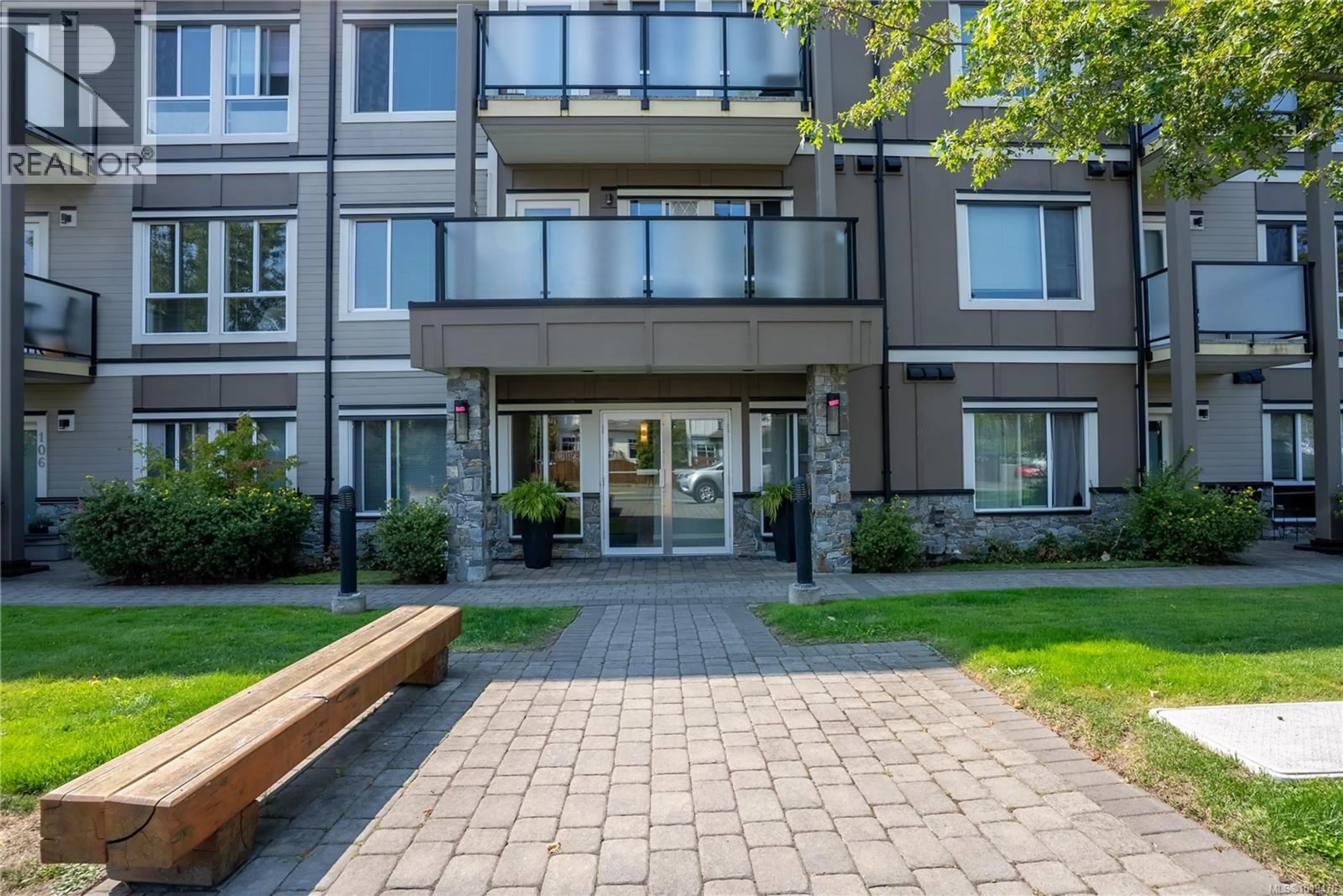 Patio, street for 207 - 4052 DOUGLAS STREET, Saanich British Columbia V8X0A5