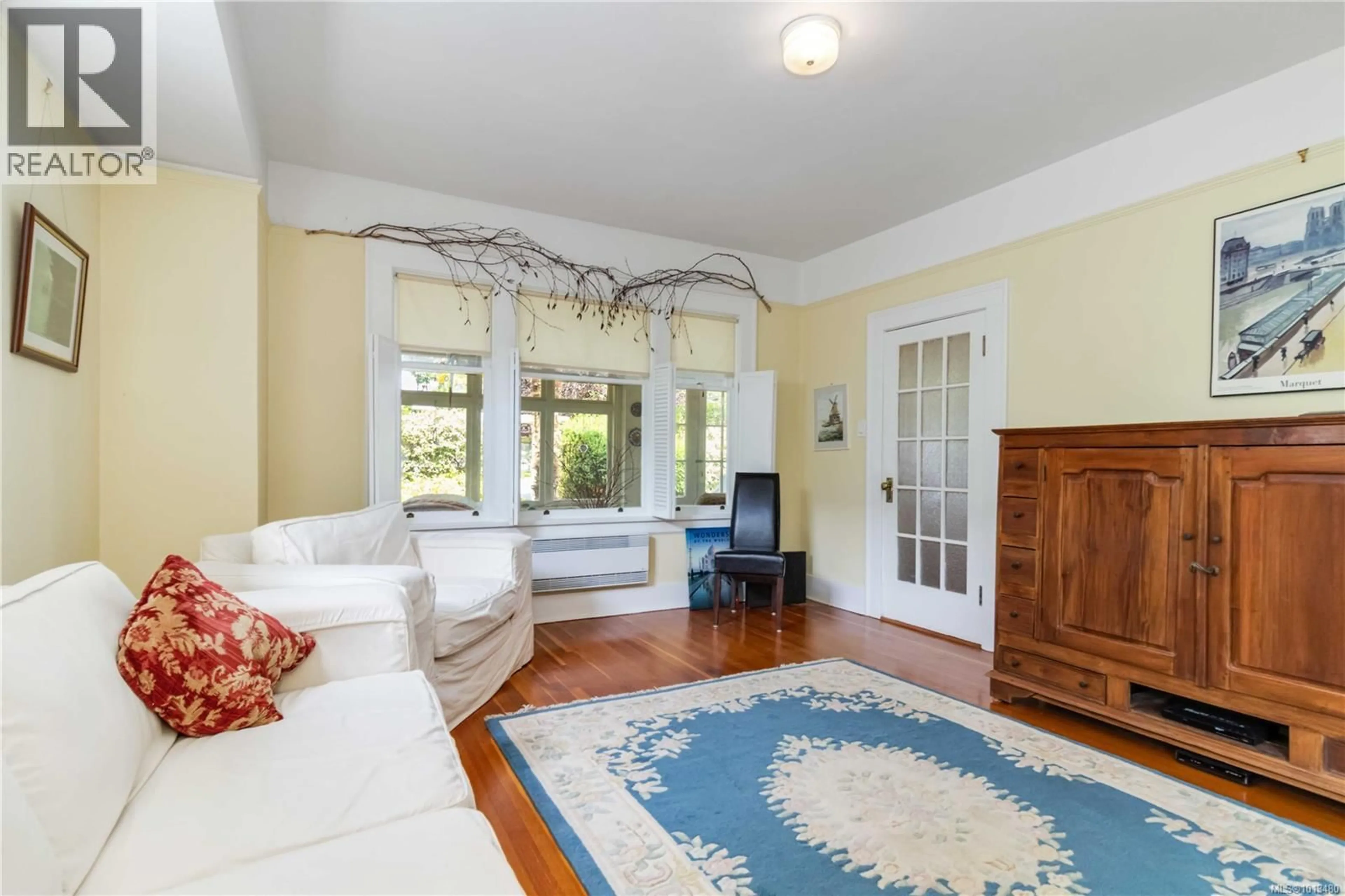 Living room with furniture, unknown for 1579 HAMPSHIRE ROAD, Oak Bay British Columbia V8R5T4