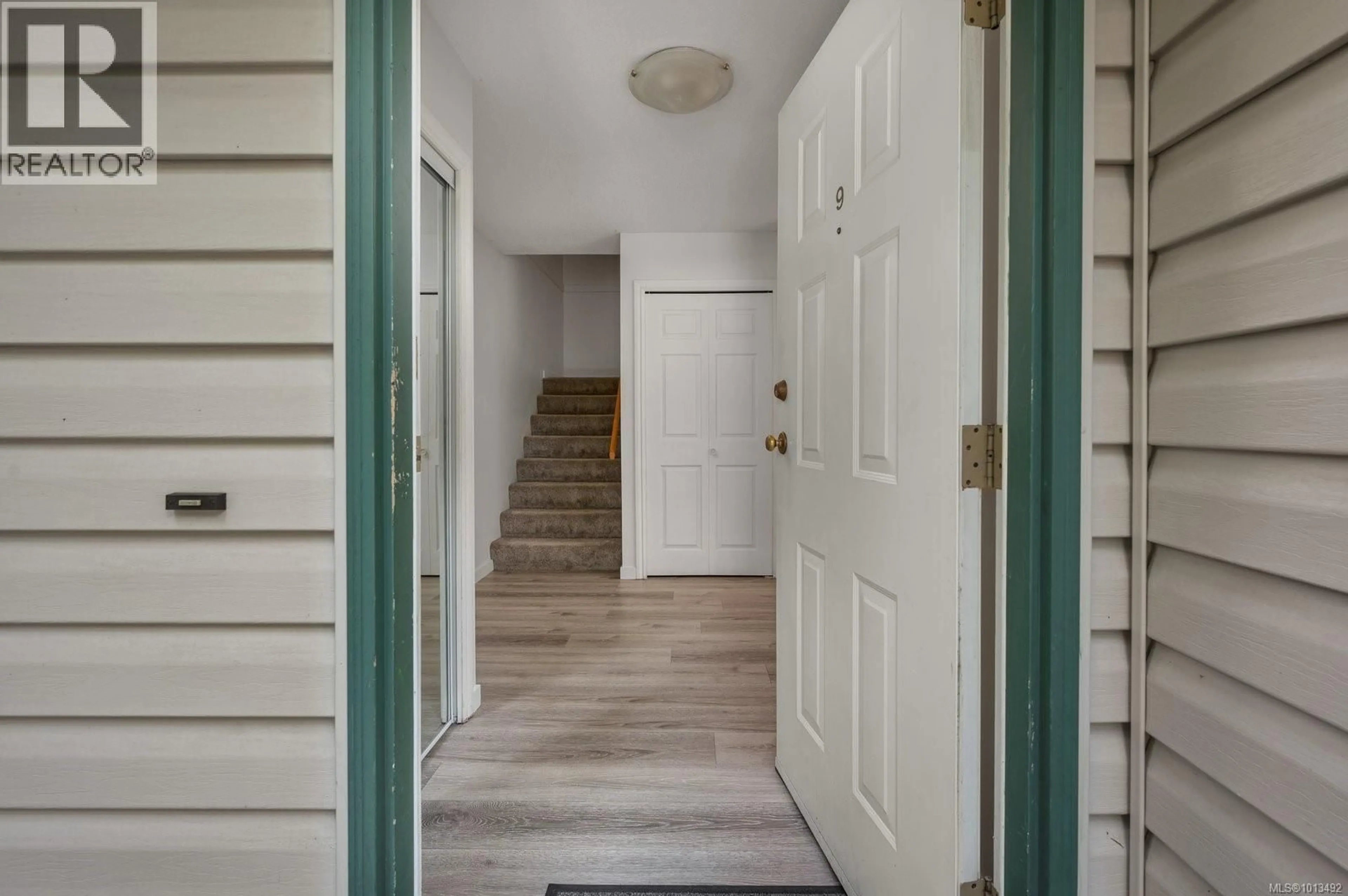 Indoor entryway for 9 - 1910 BOWEN ROAD, Nanaimo British Columbia V9S5S6