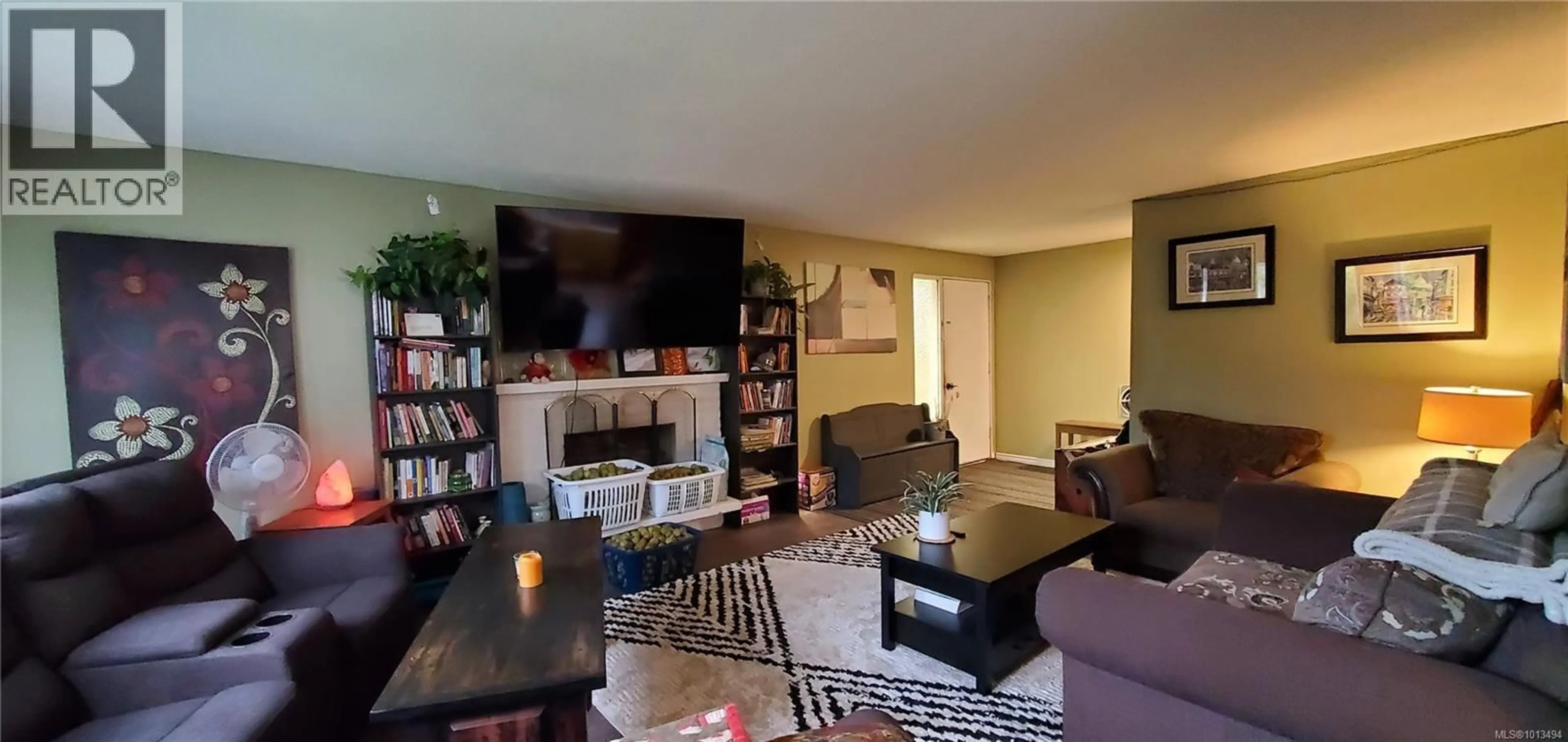 Living room with furniture, unknown for 643 DOGWOOD DRIVE, Gold River British Columbia V0P1G0