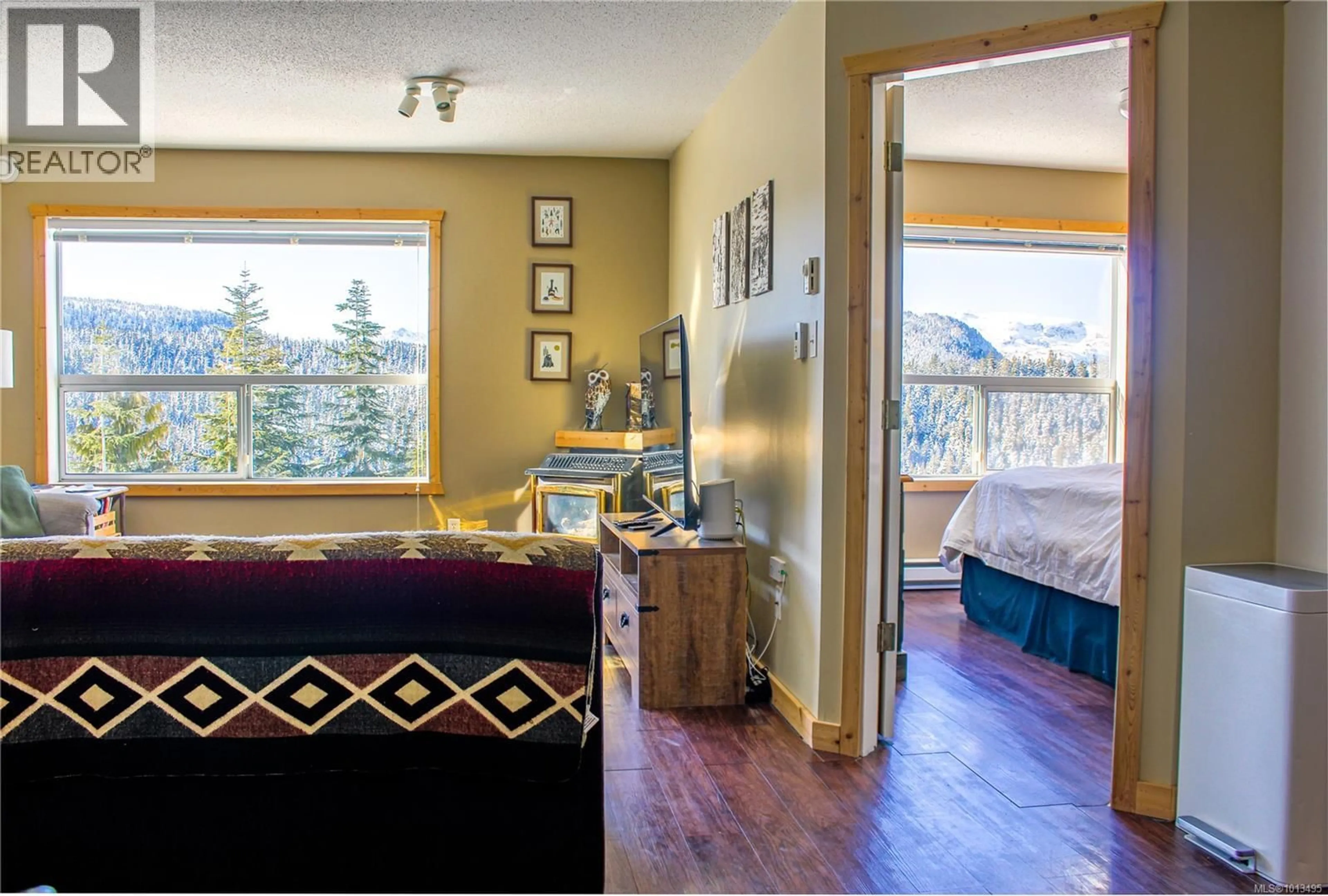 Living room with furniture, wood/laminate floor for 106 - 1105 HENRY ROAD, Courtenay British Columbia V9J1L0