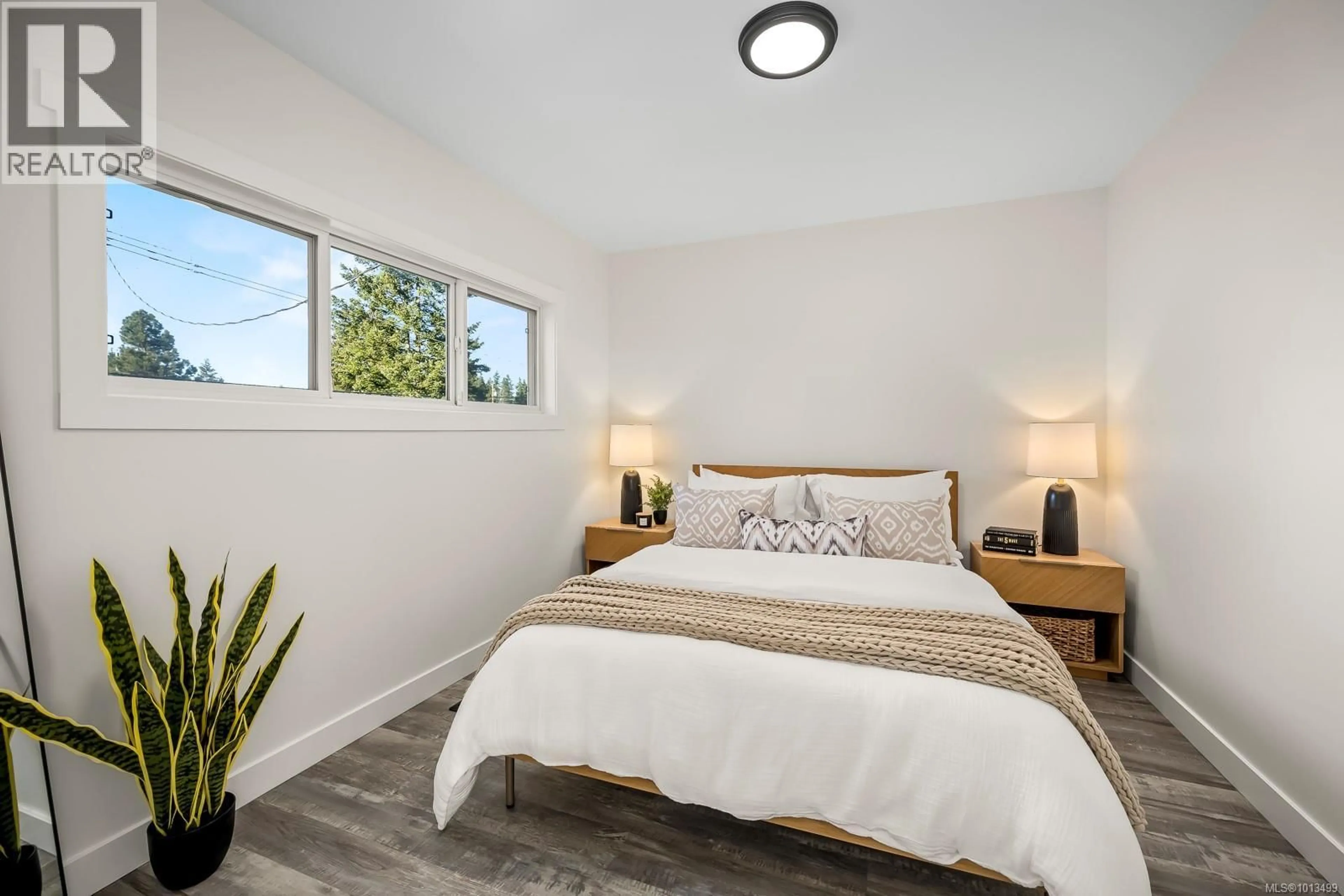 Bedroom with bed, wood/laminate floor for SL3 - 4703 CUMBERLAND ROAD, Cumberland British Columbia V0R1S0