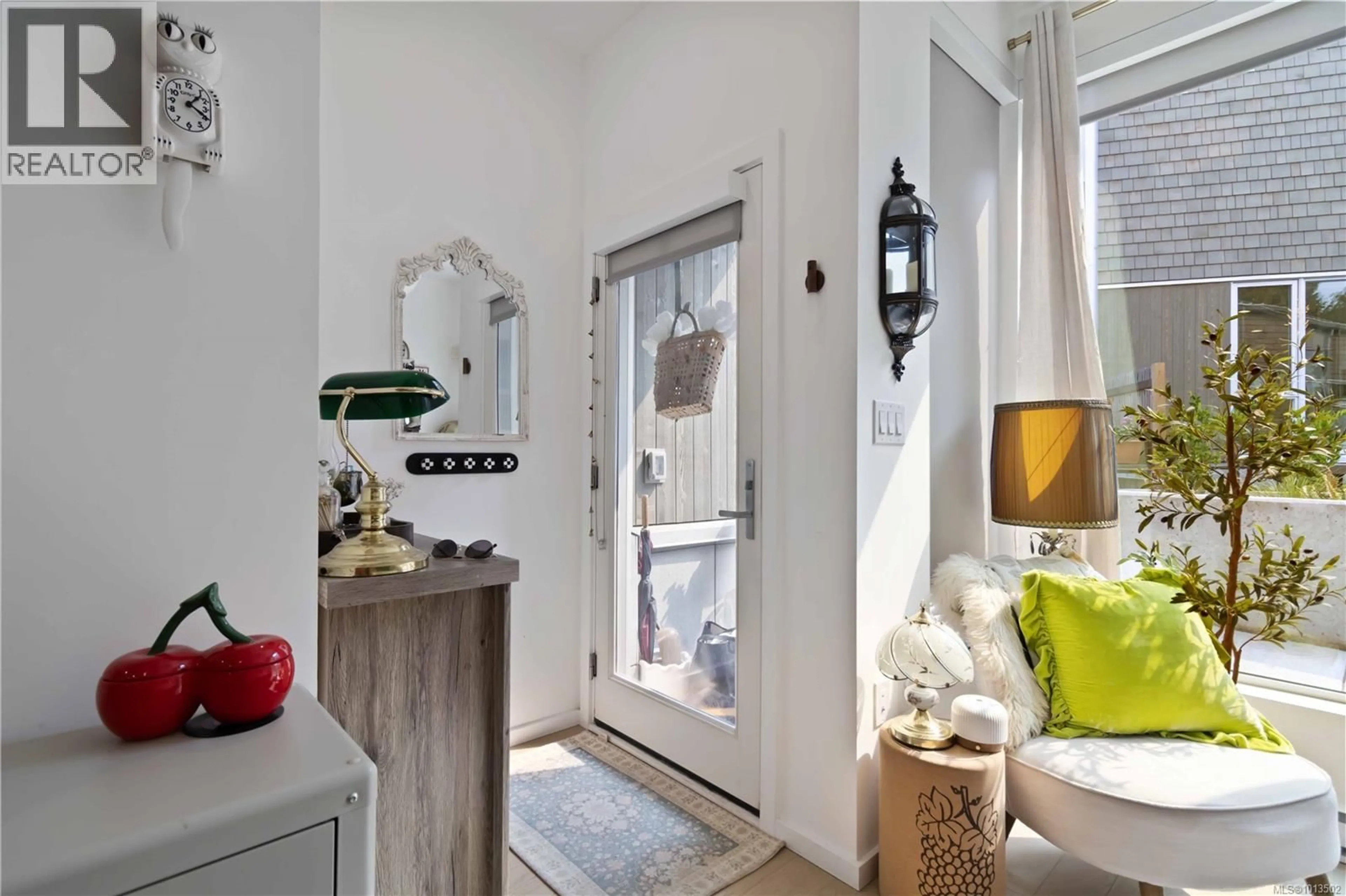 Indoor entryway for 121 - 1720 FAIRFIELD ROAD, Victoria British Columbia V8S1G3