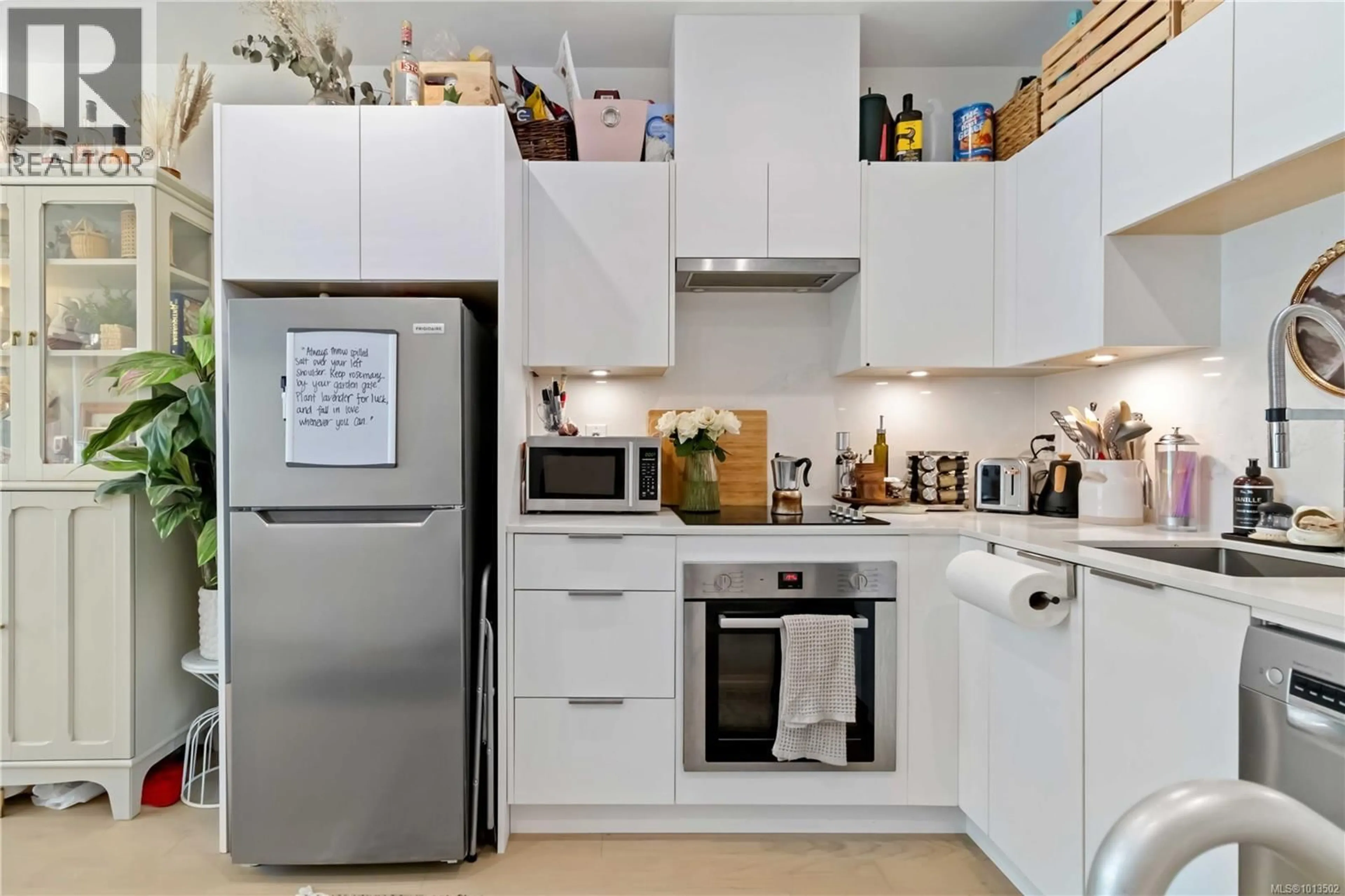 Standard kitchen, unknown for 121 - 1720 FAIRFIELD ROAD, Victoria British Columbia V8S1G3
