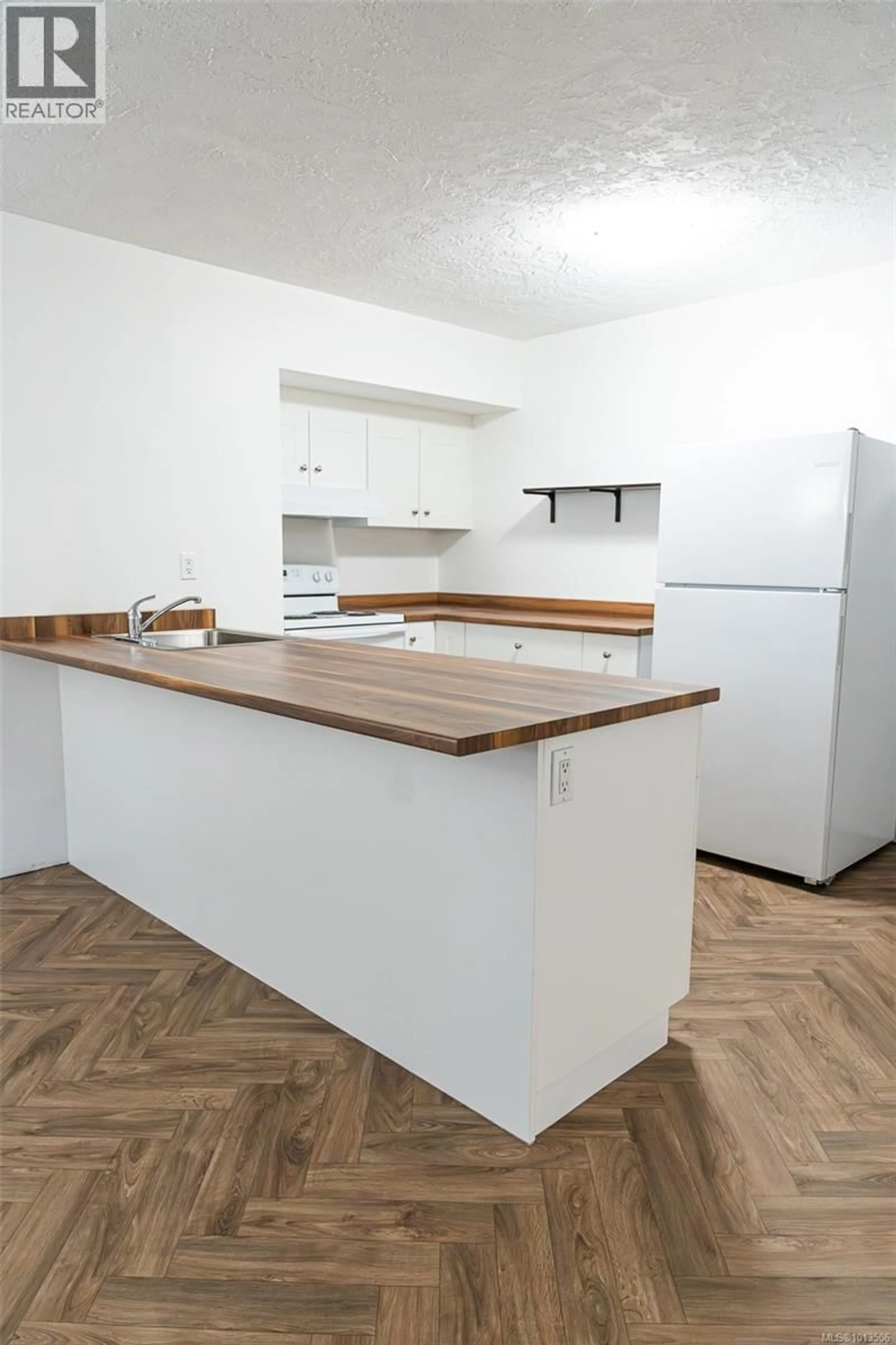 Standard kitchen, wood/laminate floor for 112 - 1975 LEE AVENUE, Victoria British Columbia V8R4W9