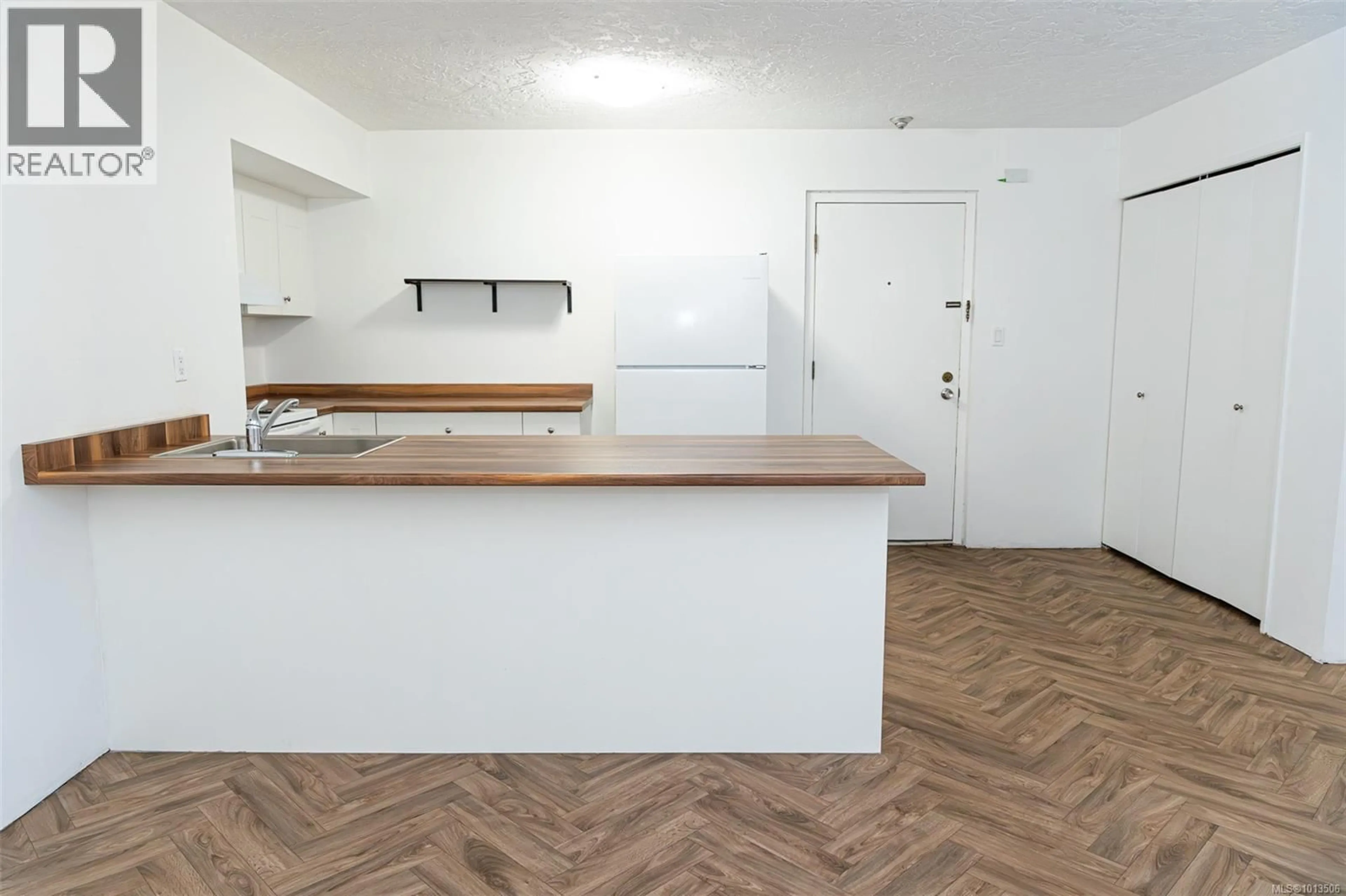 Standard kitchen, unknown for 112 - 1975 LEE AVENUE, Victoria British Columbia V8R4W9