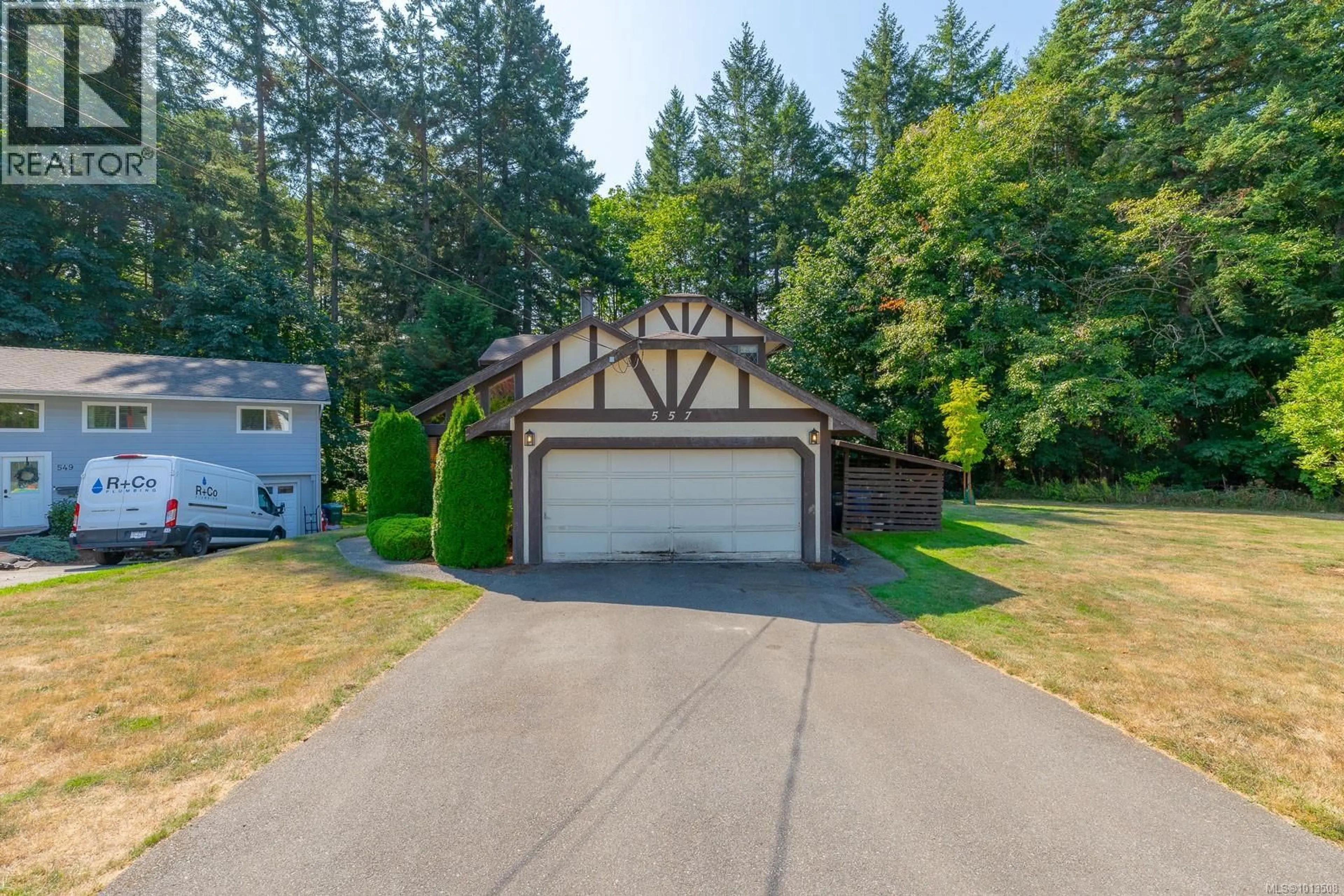 A pic from outside/outdoor area/front of a property/back of a property/a pic from drone, street for 557 DOREEN PLACE, Nanaimo British Columbia V9T3S1
