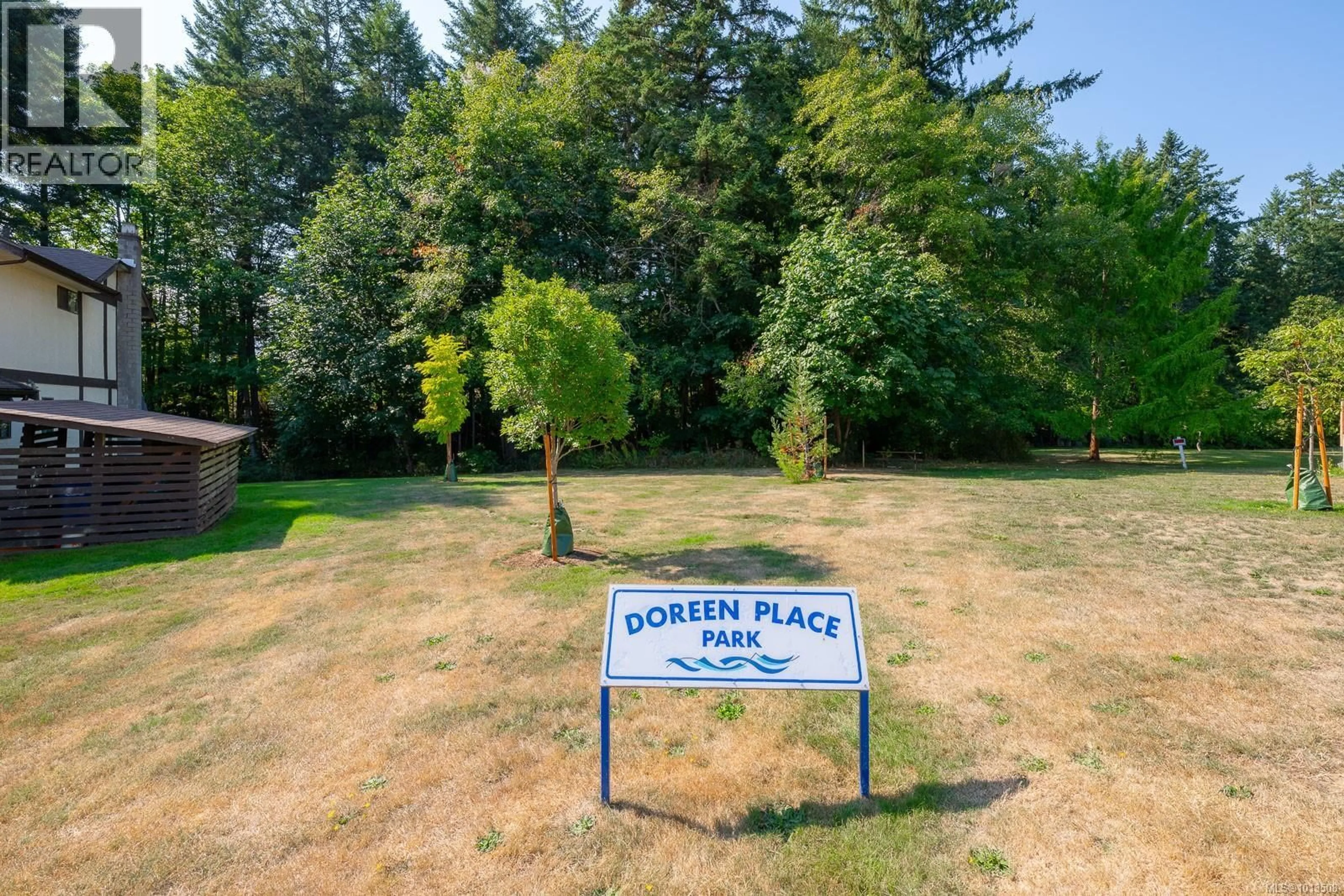 A pic from outside/outdoor area/front of a property/back of a property/a pic from drone, mountain view for 557 DOREEN PLACE, Nanaimo British Columbia V9T3S1