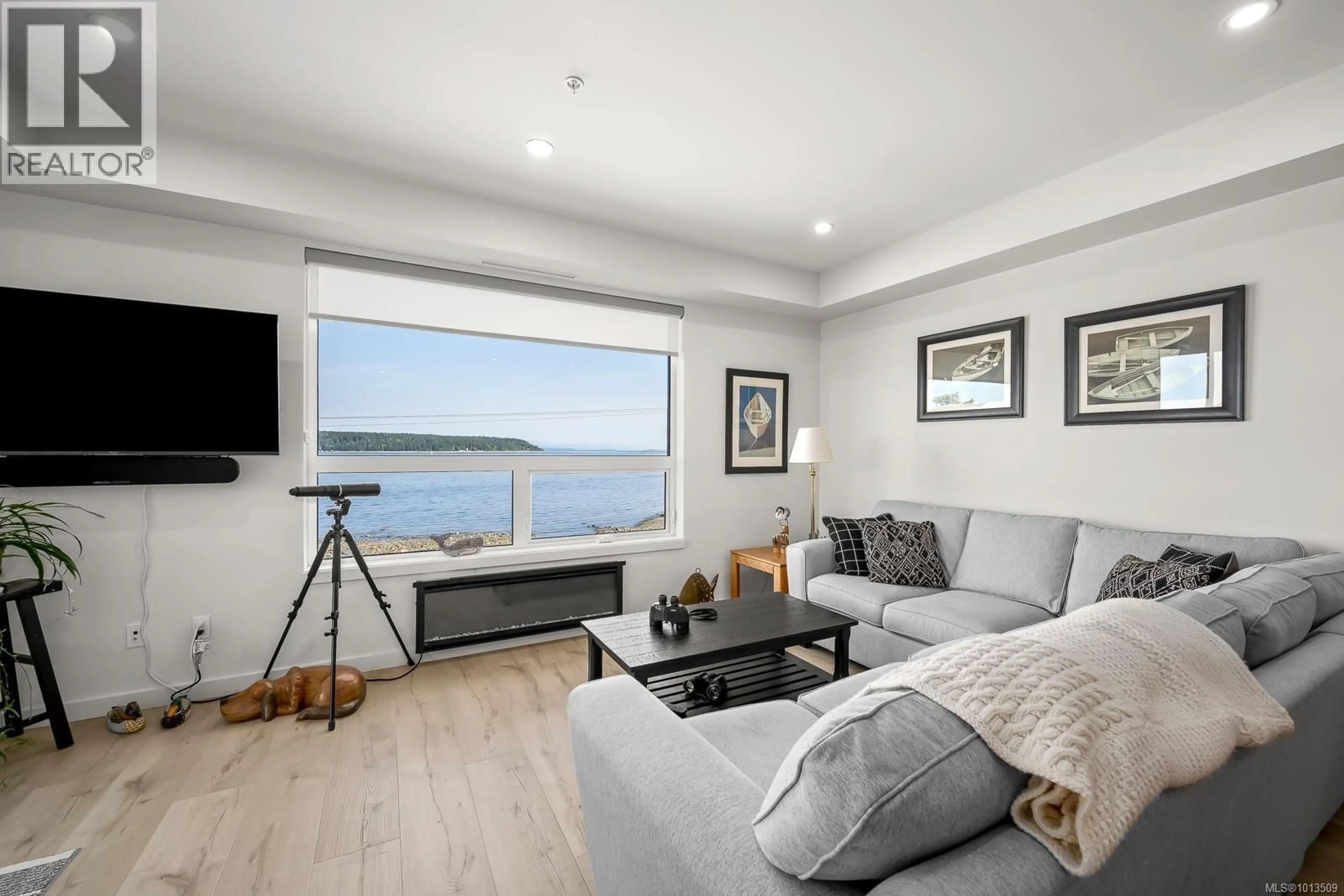 Living room with furniture, wood/laminate floor for 406 - 536 ISLAND HIGHWAY SOUTH, Campbell River British Columbia V9W1A5