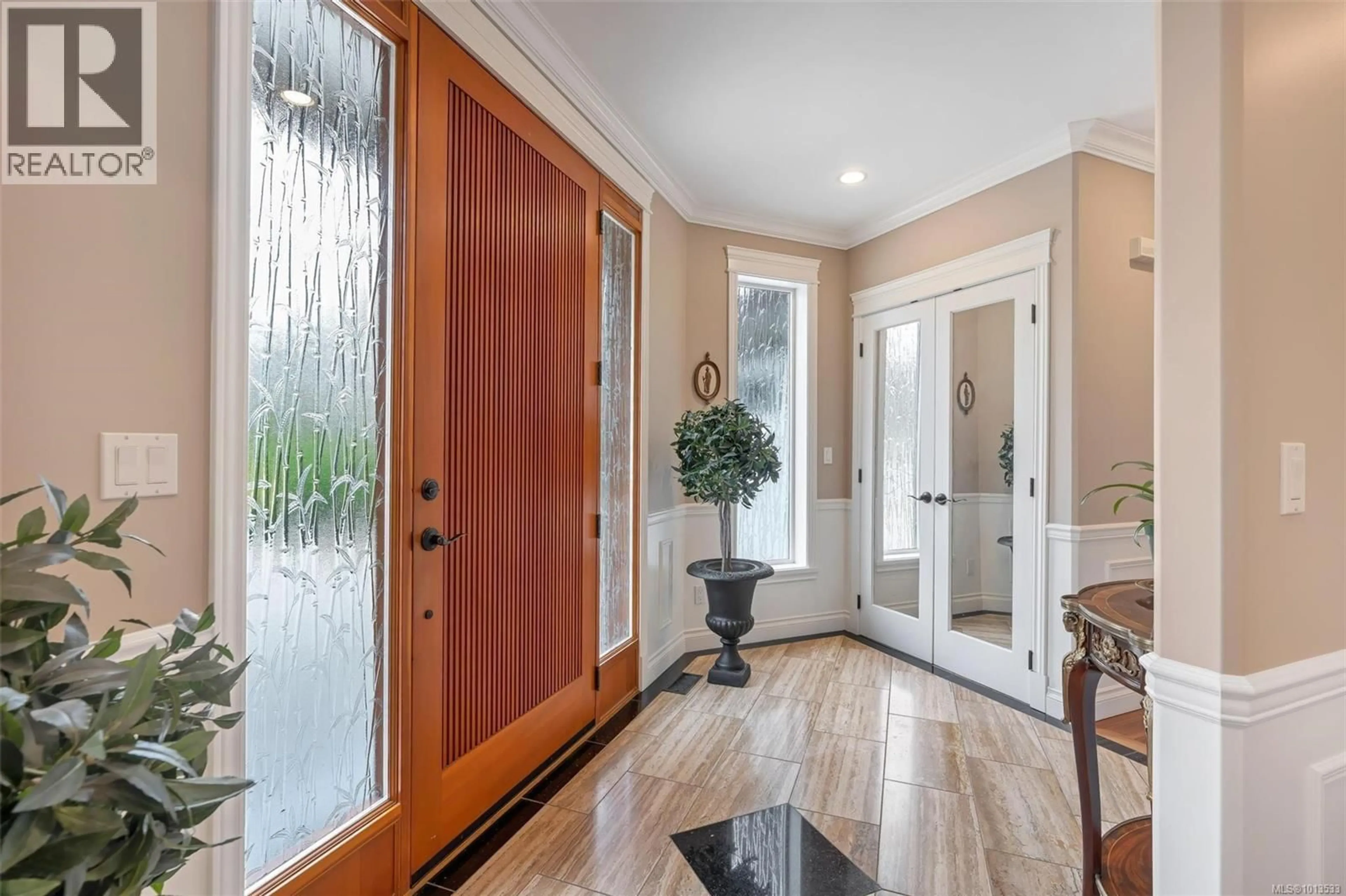 Indoor entryway for 1705 DE SOUSA PLACE, Saanich British Columbia V8N3L3