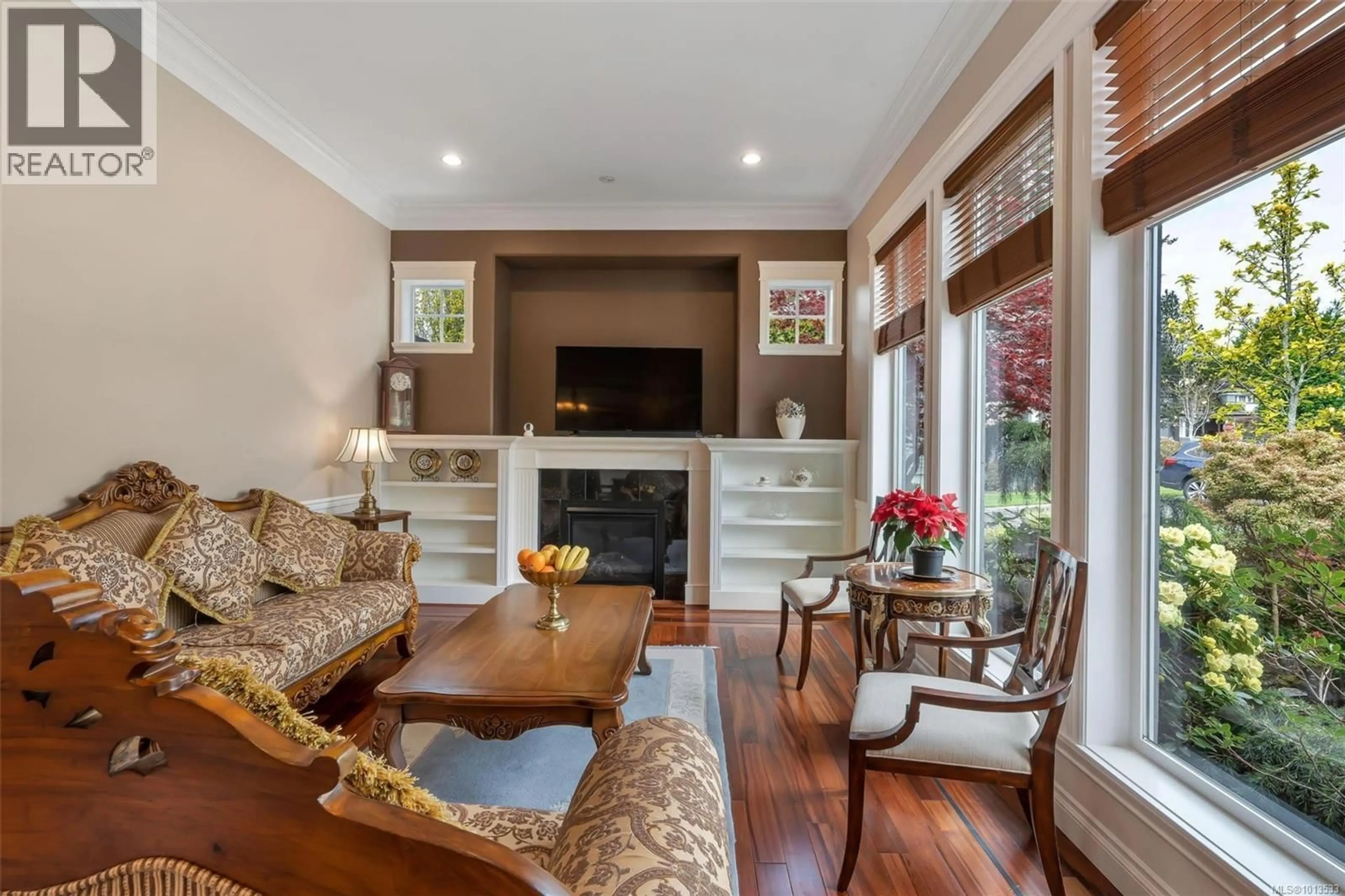 Living room with furniture, wood/laminate floor for 1705 DE SOUSA PLACE, Saanich British Columbia V8N3L3