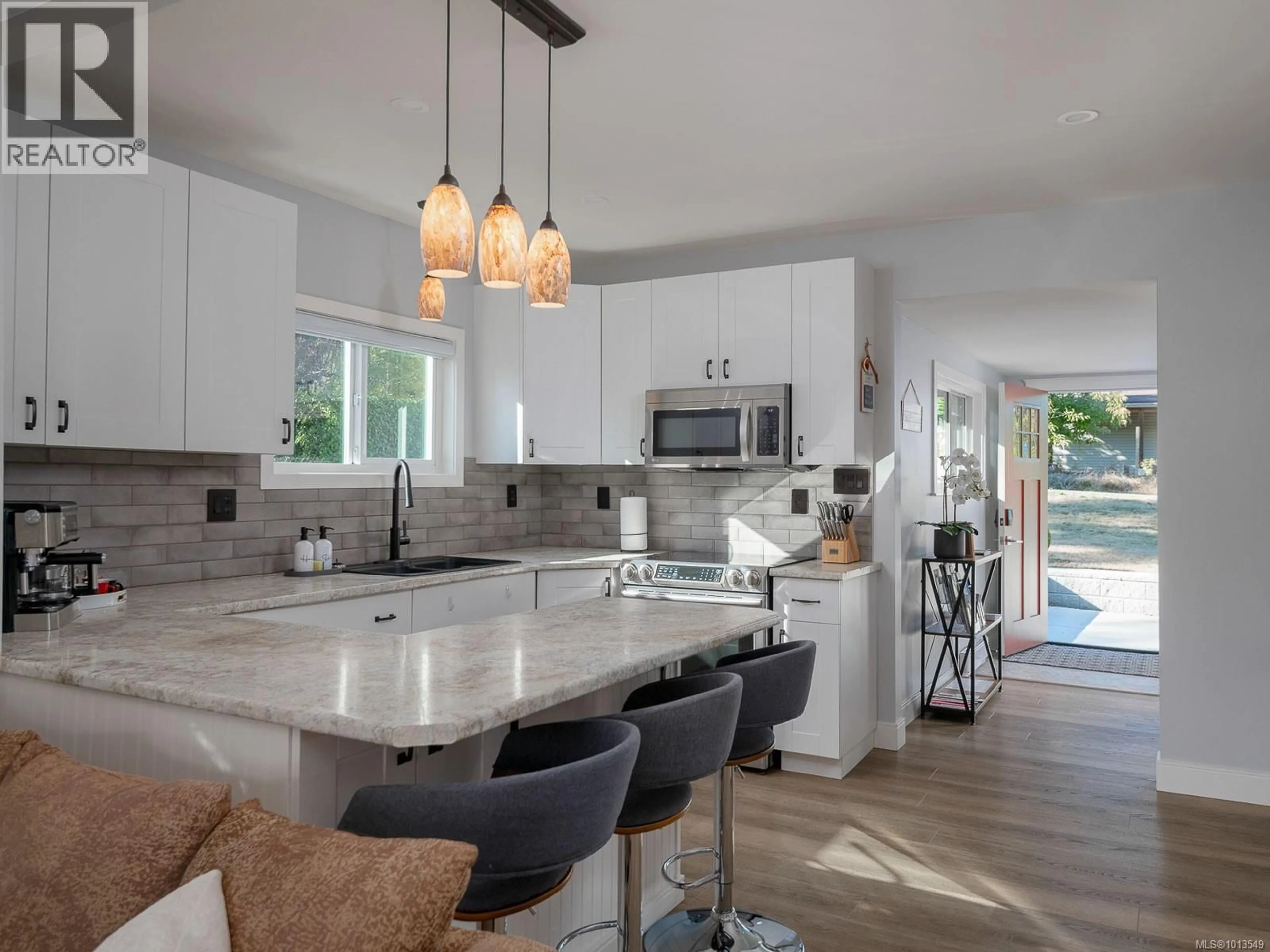 Contemporary kitchen, ceramic/tile floor for 1777 EGLINGTON AVENUE, Nanaimo British Columbia V9X1T8