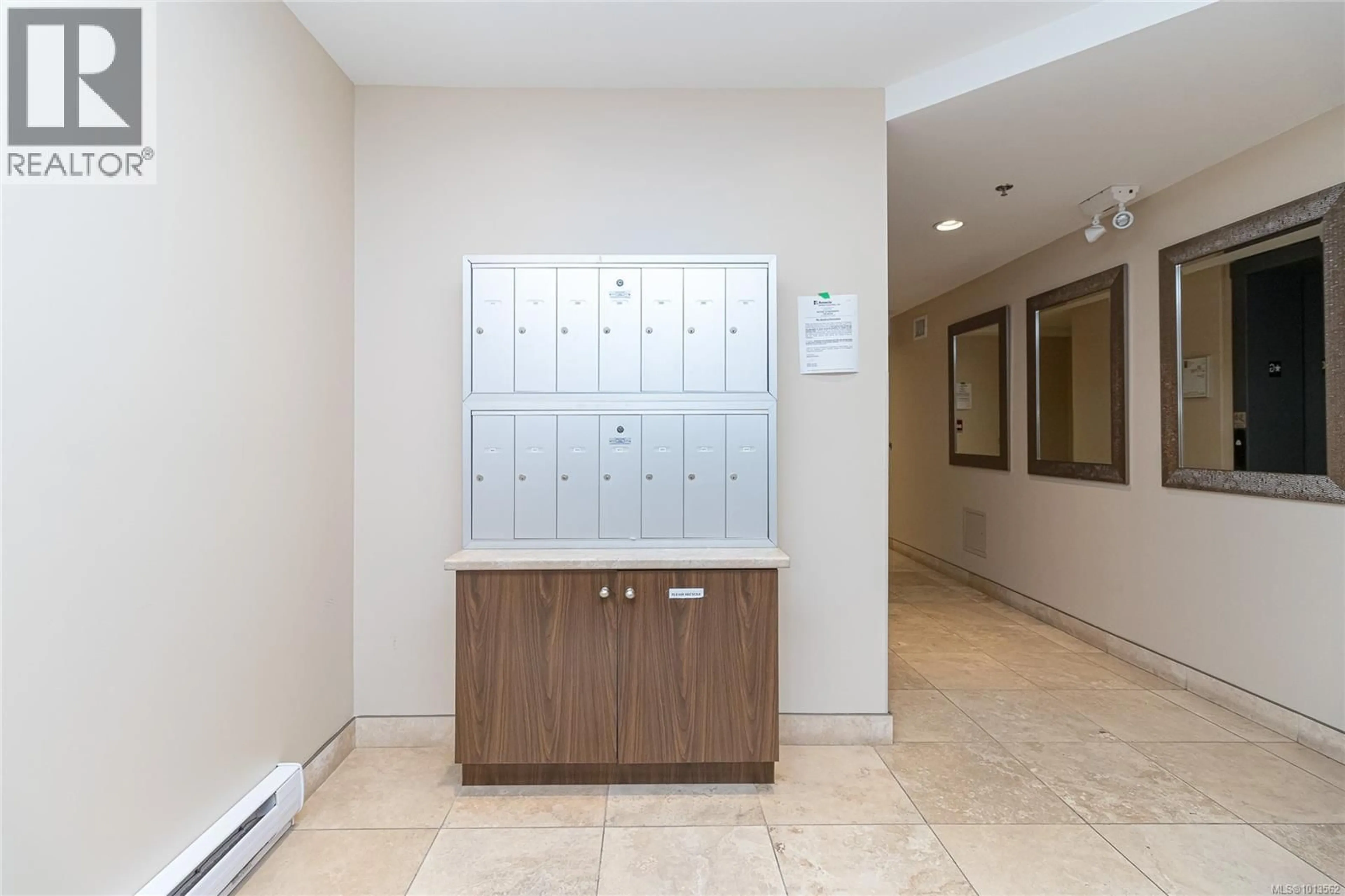 Indoor foyer for 303 - 1615 BAY STREET, Victoria British Columbia V8R2B7