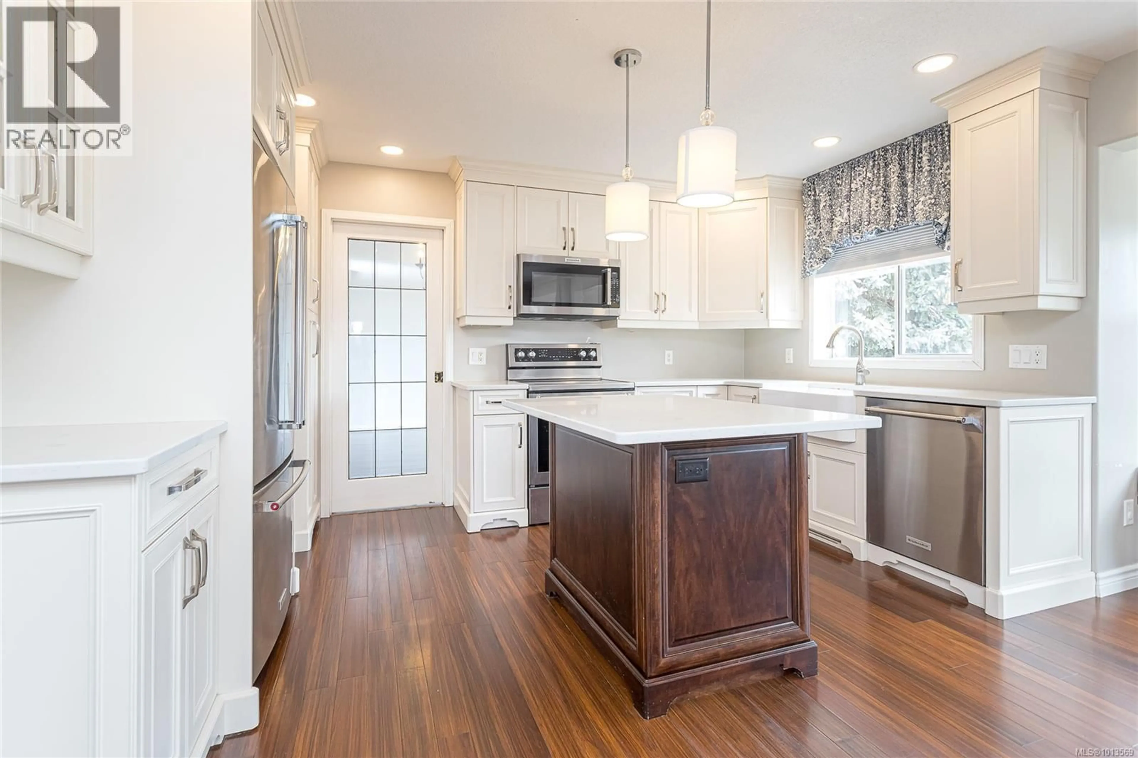 Open concept kitchen, wood/laminate floor for 6180 MYSTIC WAY, Nanaimo British Columbia V9V1M7