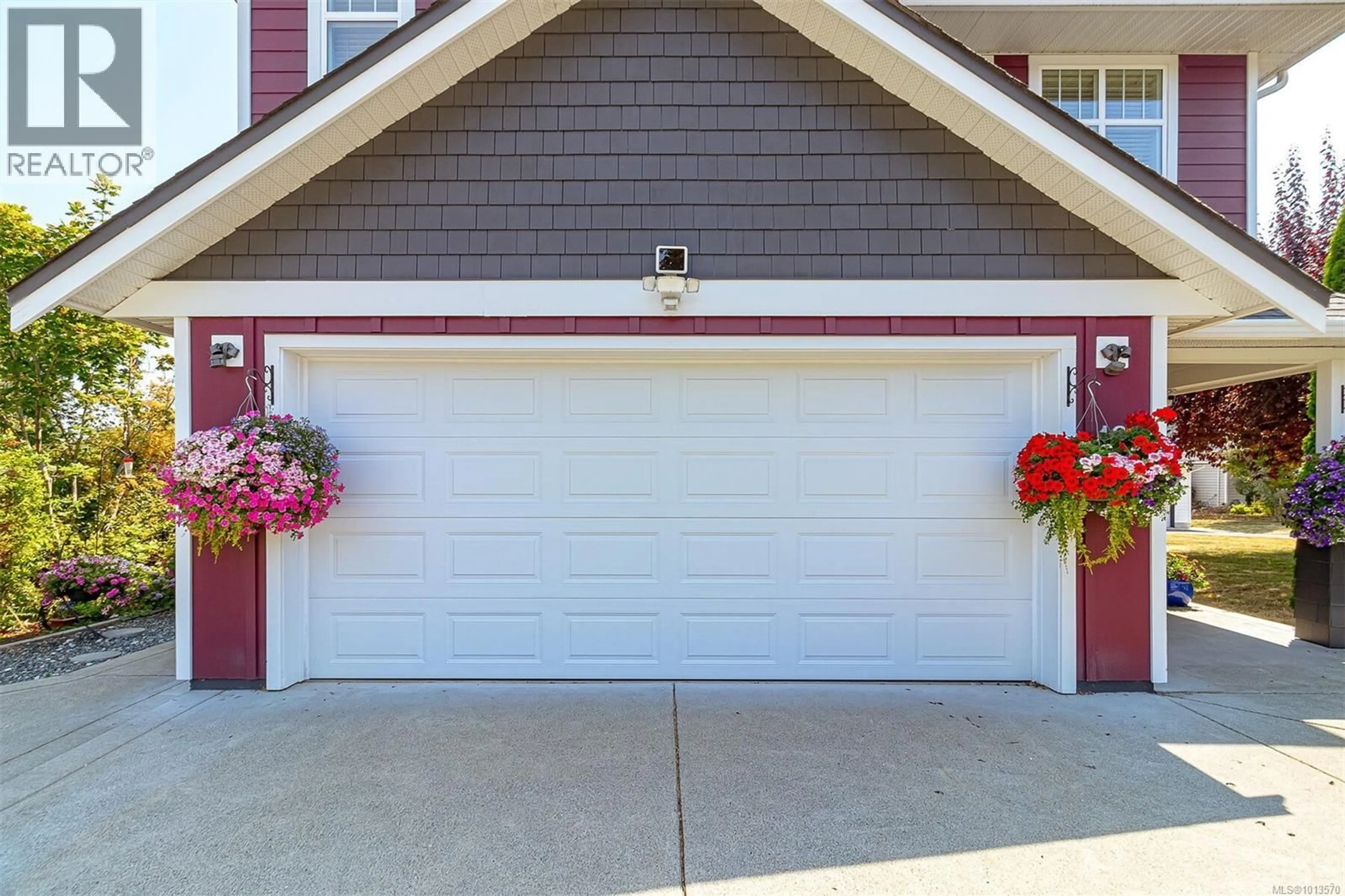 Indoor garage for 164 WHITE PINE ROAD, View Royal British Columbia V9B5E1