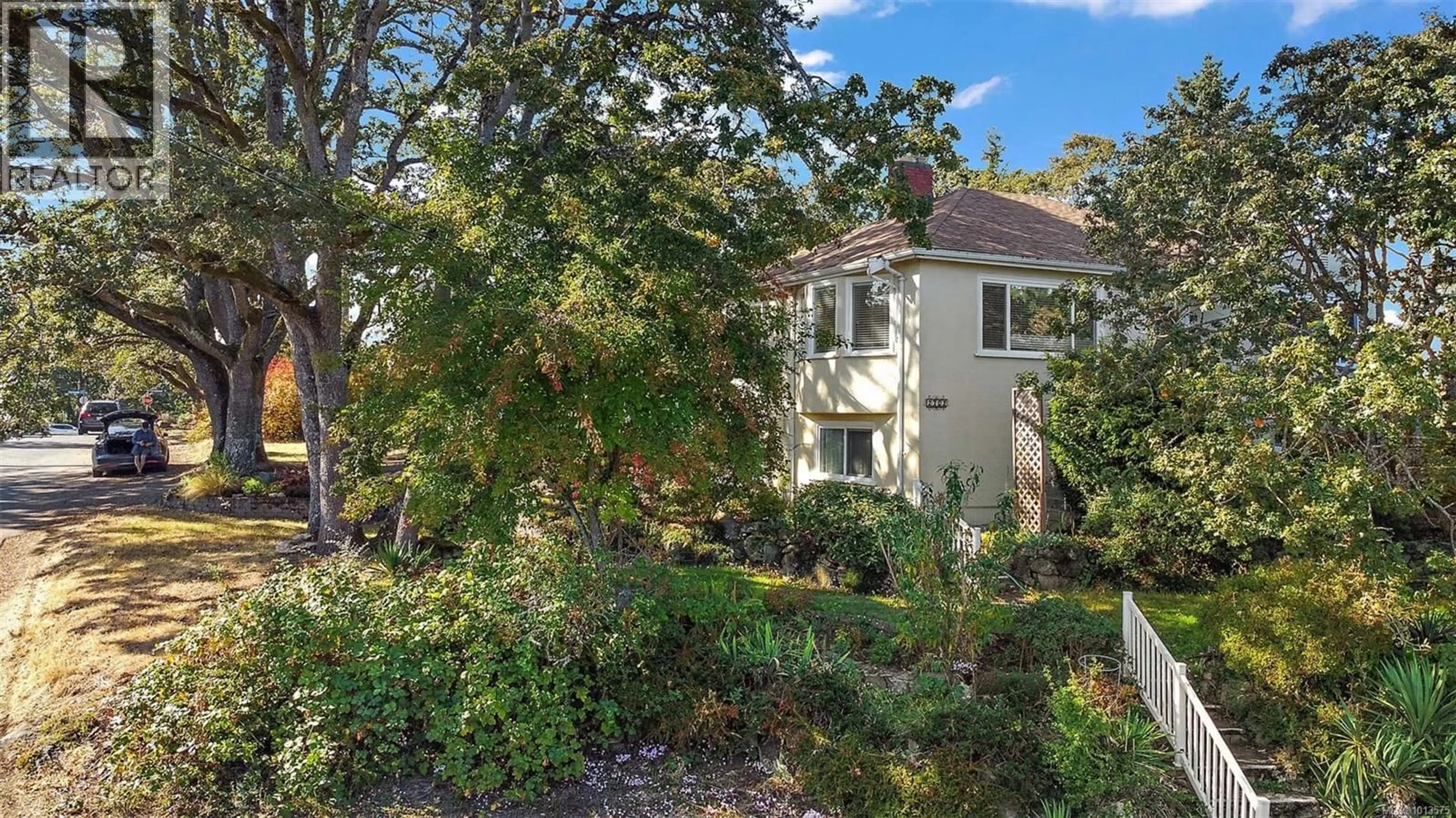 A pic from outside/outdoor area/front of a property/back of a property/a pic from drone, street for 2702 ROSEBERRY AVENUE, Victoria British Columbia V8R3T9