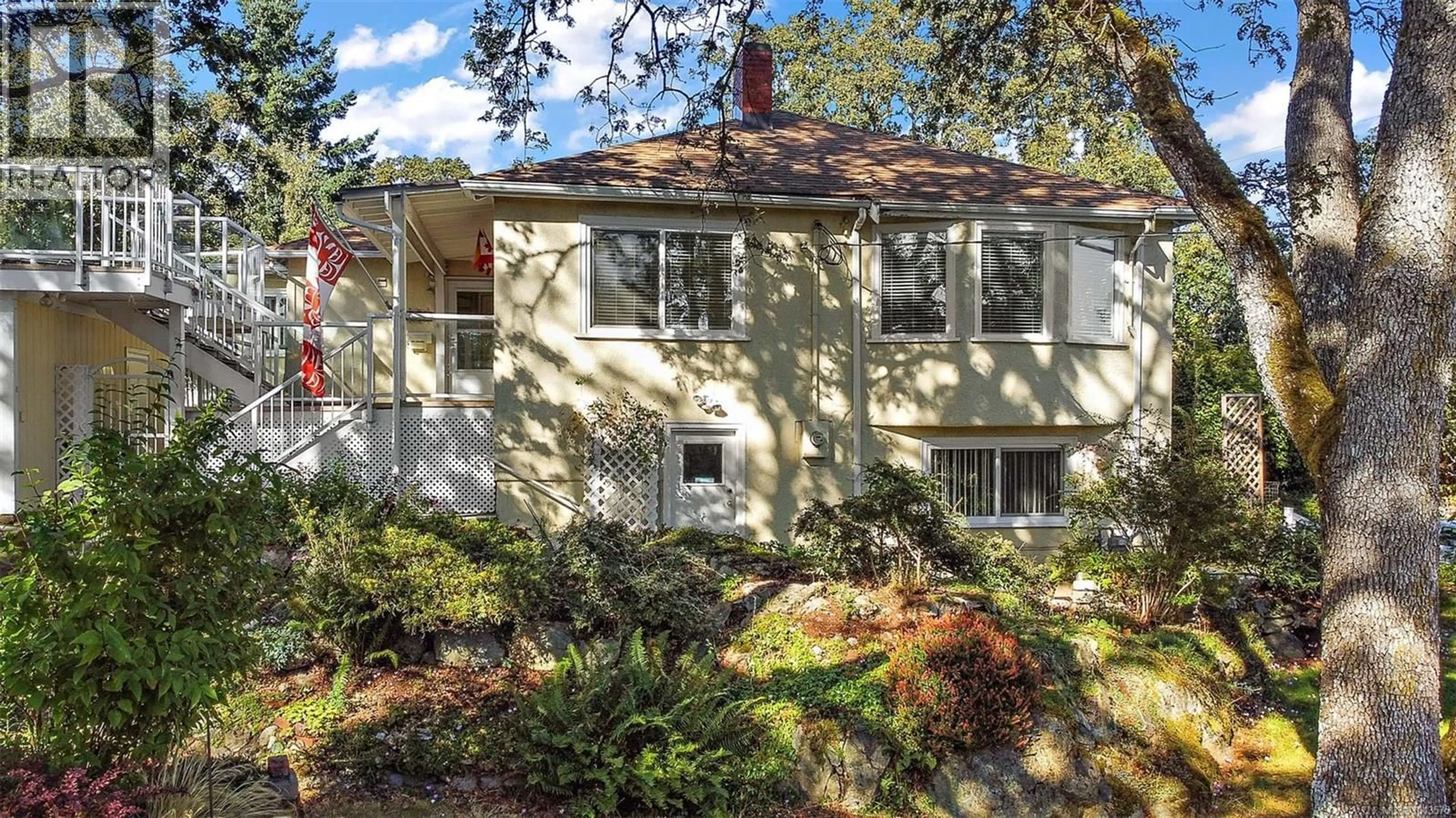 Home with vinyl exterior material, street for 2702 ROSEBERRY AVENUE, Victoria British Columbia V8R3T9