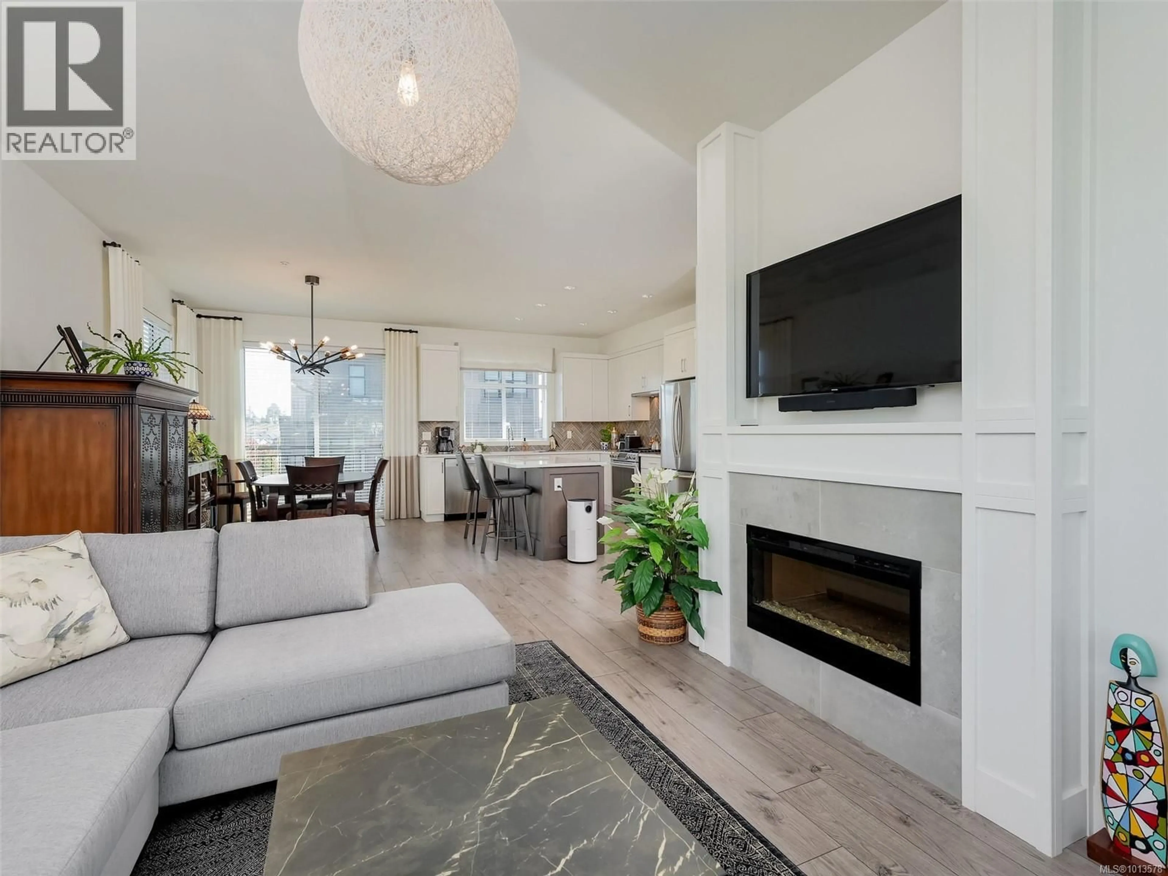 Living room with furniture, unknown for 32 - 350 LATORIA BOULEVARD, Colwood British Columbia V9C0M9