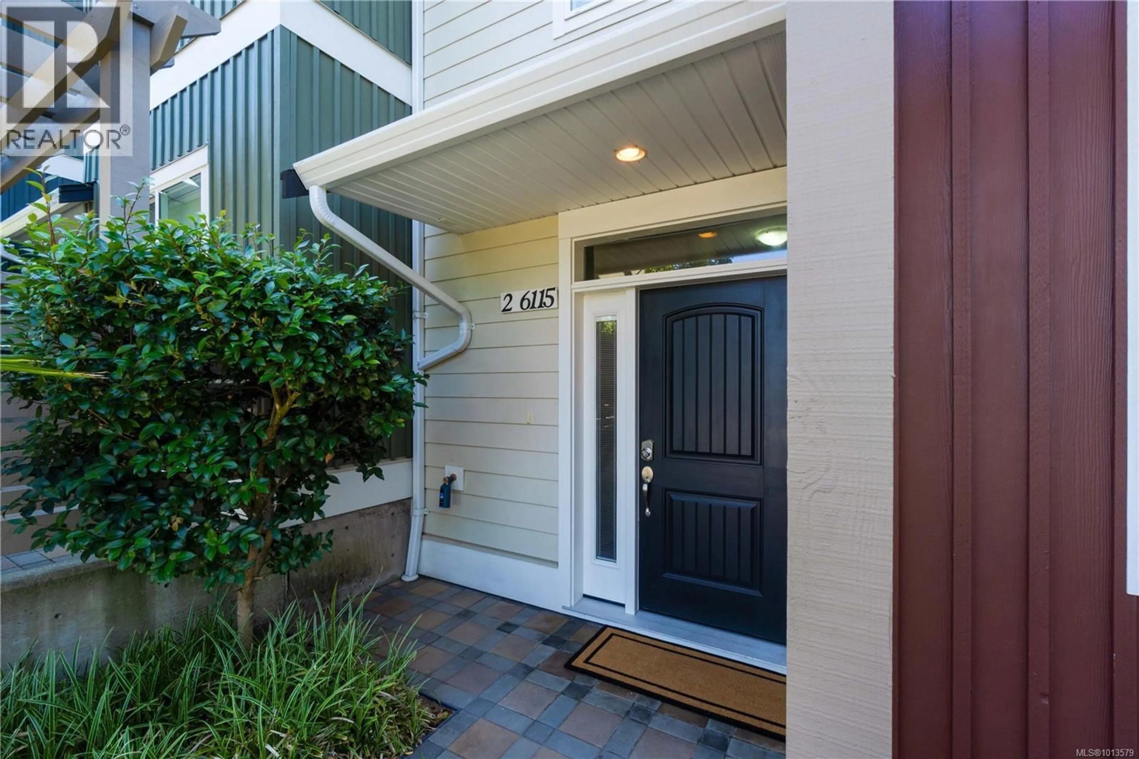 Indoor entryway for 2 - 6115 GLACIER WAY, Nanaimo British Columbia V9T0H8