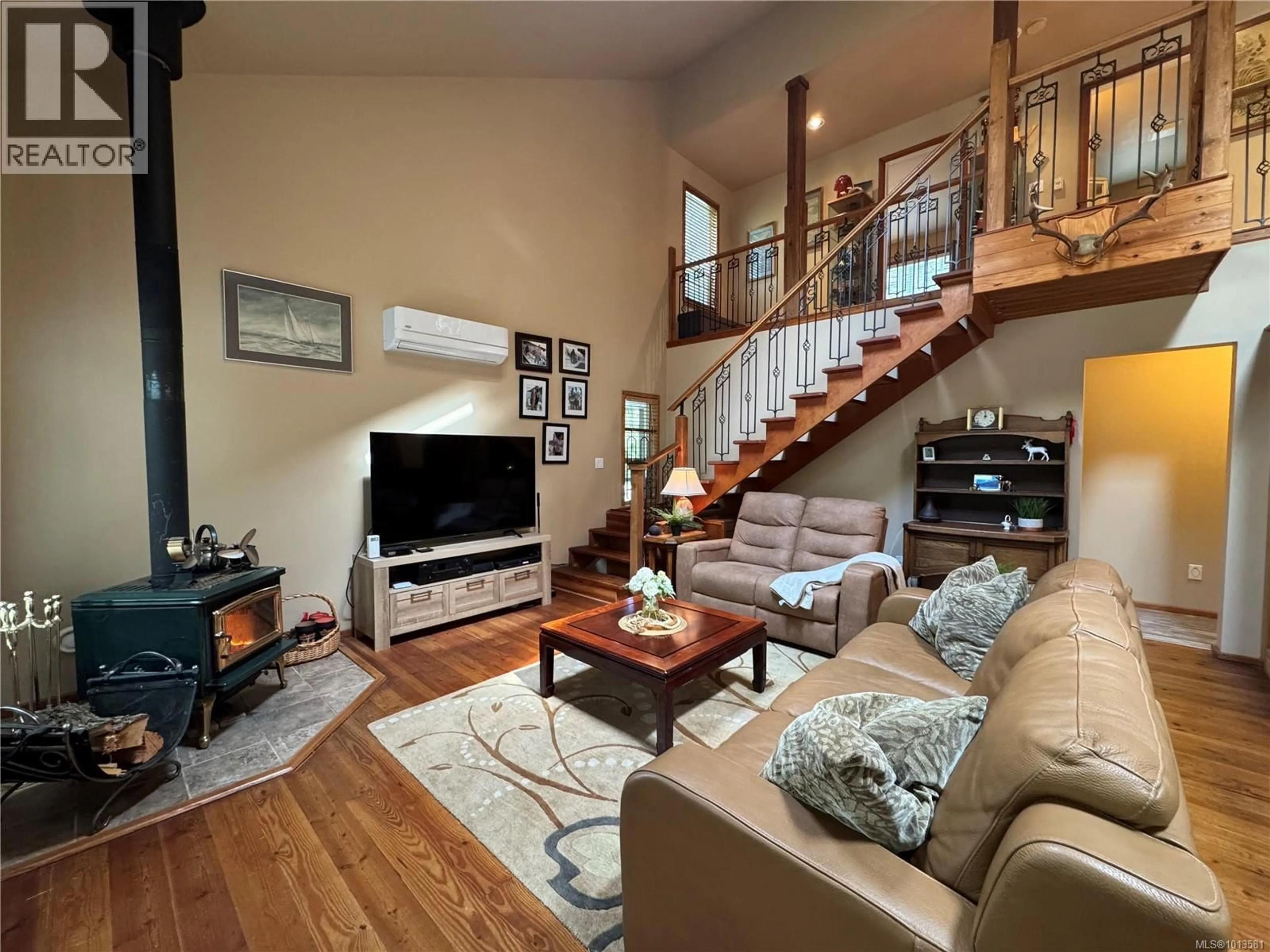 Living room with furniture, wood/laminate floor for 714 CHARTER ROAD, Mayne Island British Columbia V0N2J1