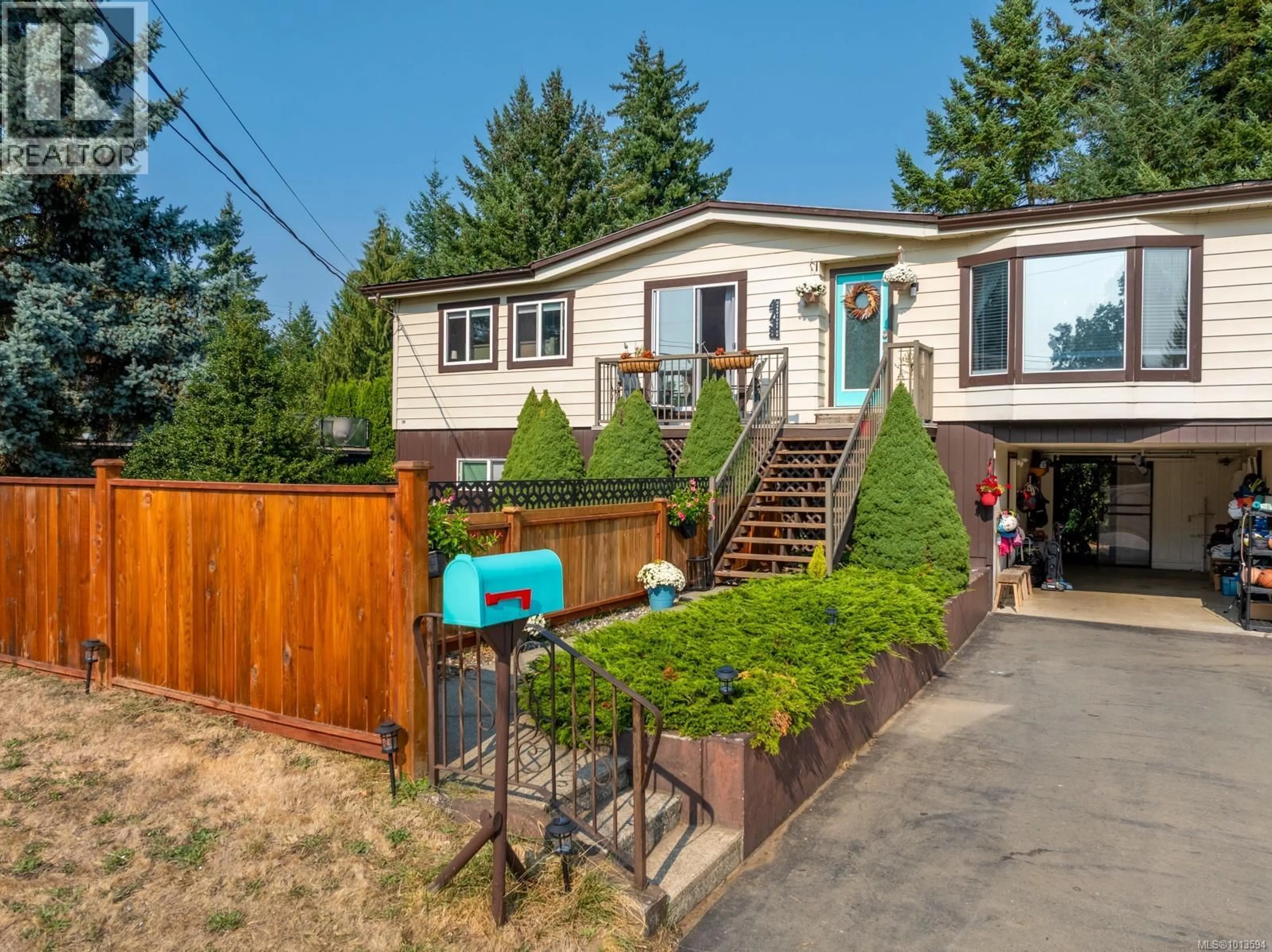 Home with vinyl exterior material, street for 4738 OAKRIDGE DRIVE, Courtenay British Columbia V9N6A8
