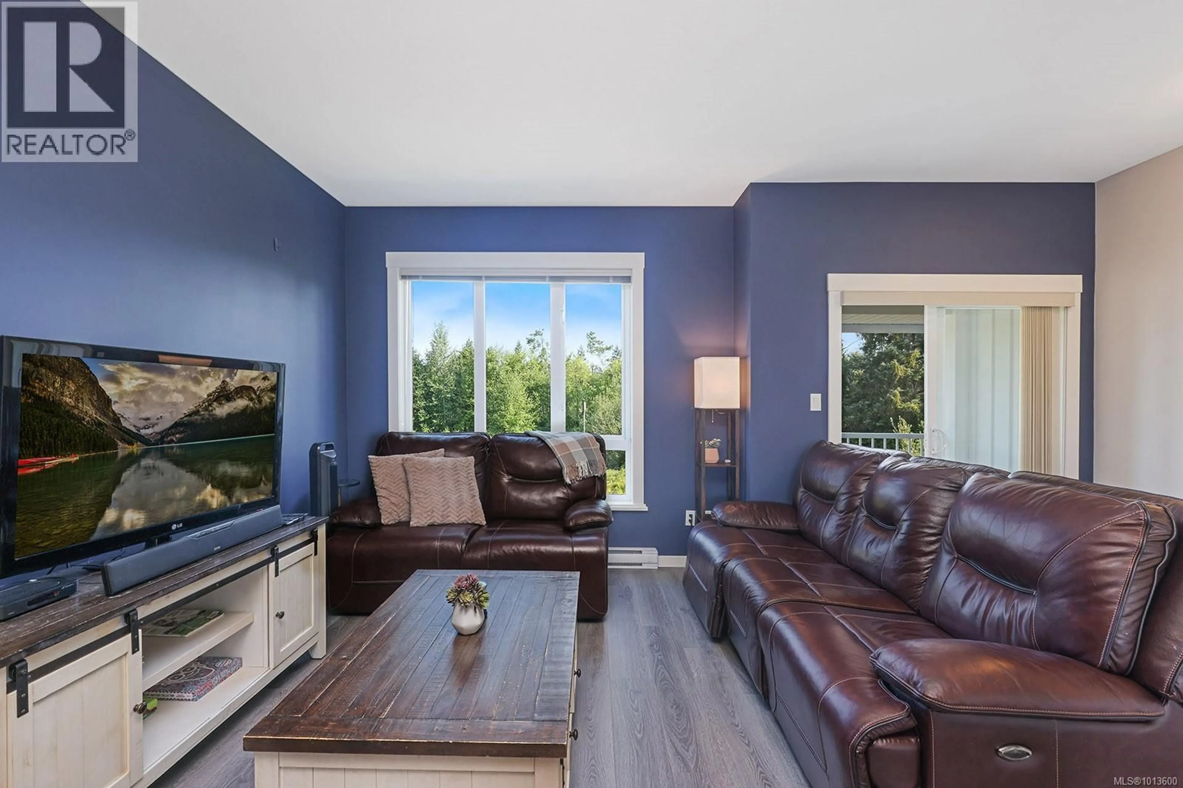 Living room with furniture, wood/laminate floor for 38 - 700 LANCASTER WAY, Comox British Columbia V9M0B6