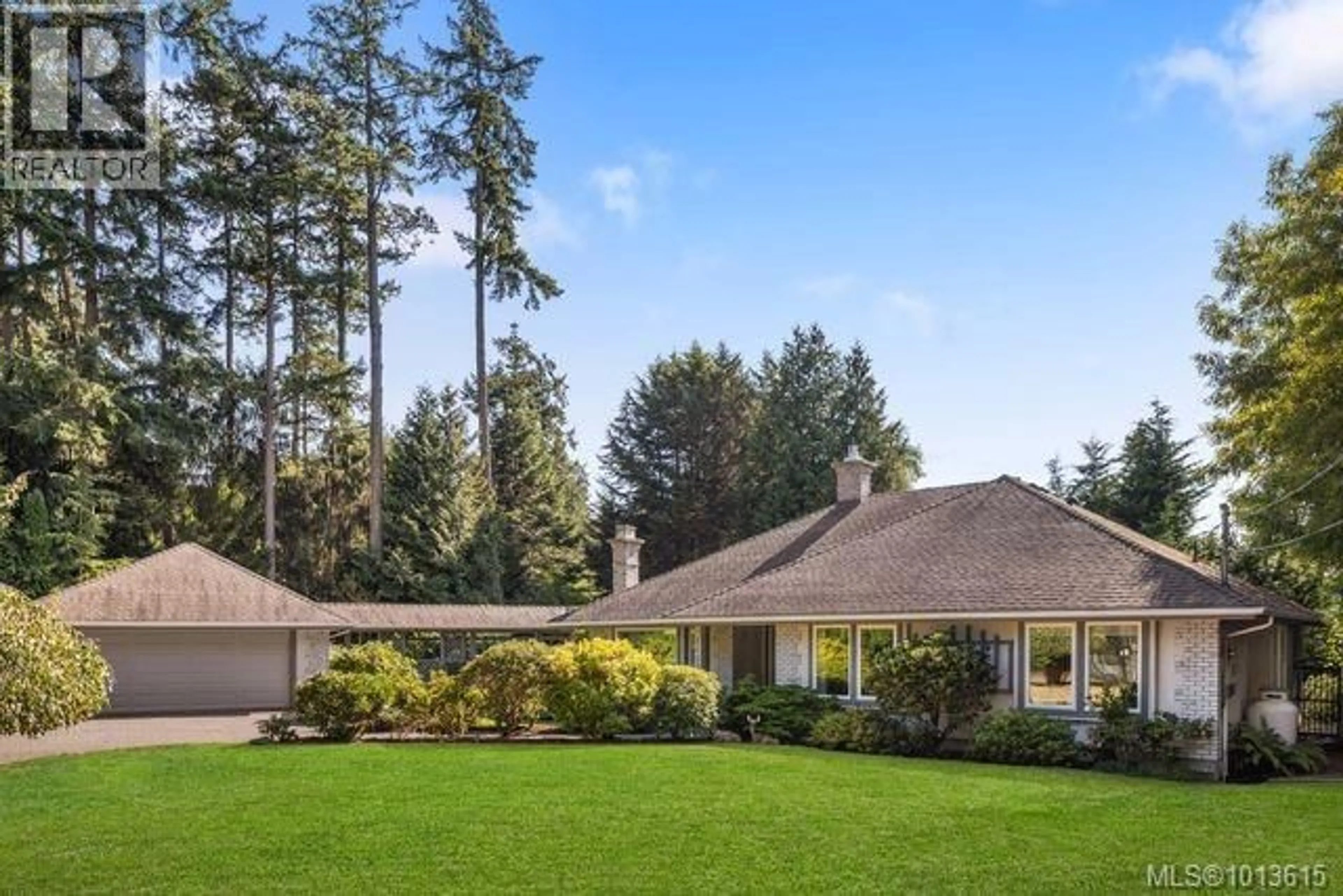 A pic from outside/outdoor area/front of a property/back of a property/a pic from drone, unknown for 2693 MACDONALD DRIVE EAST, Saanich British Columbia V8N1Y1