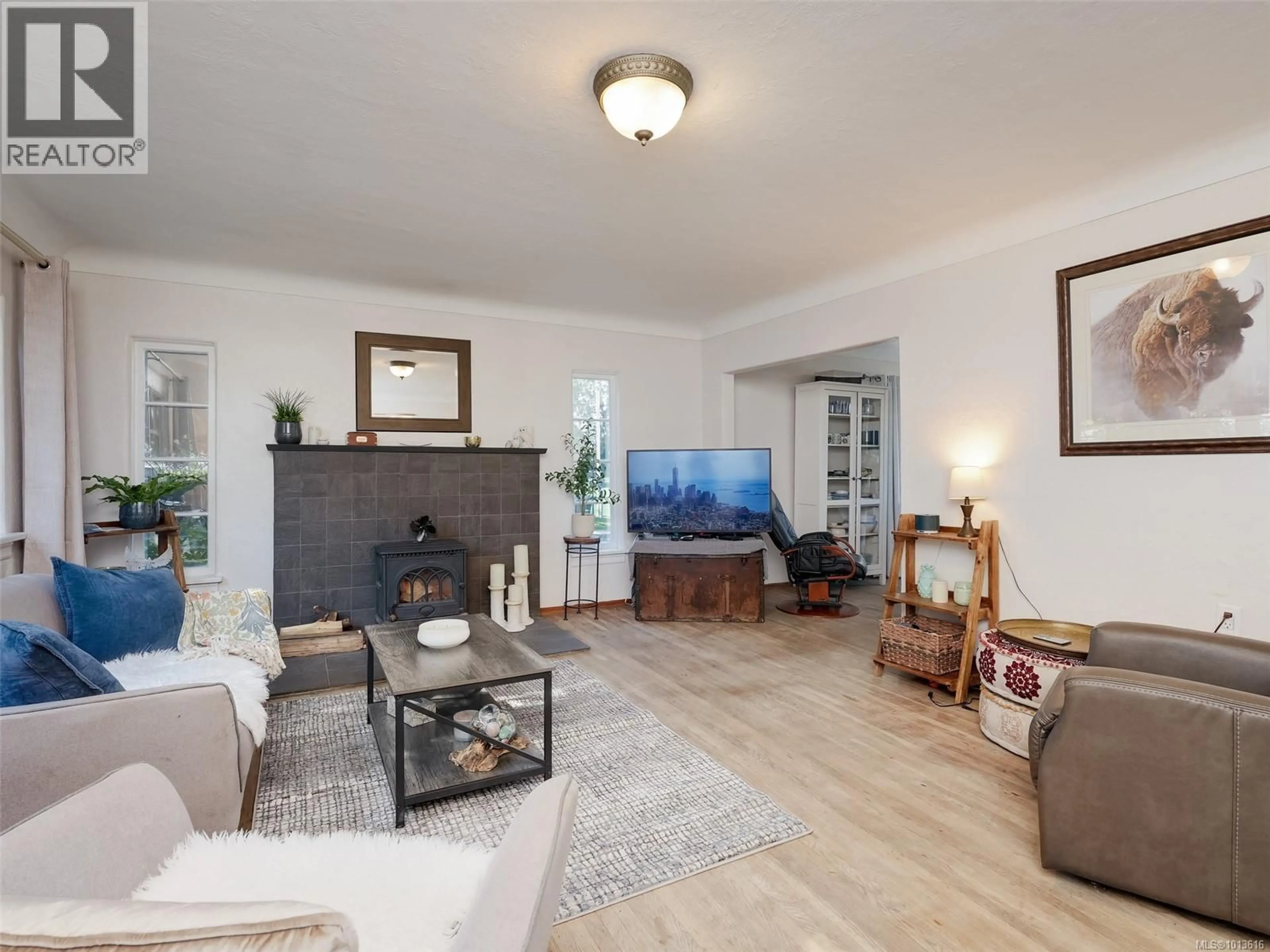 Living room with furniture, unknown for 3102 YEW STREET, Victoria British Columbia V8X1M8