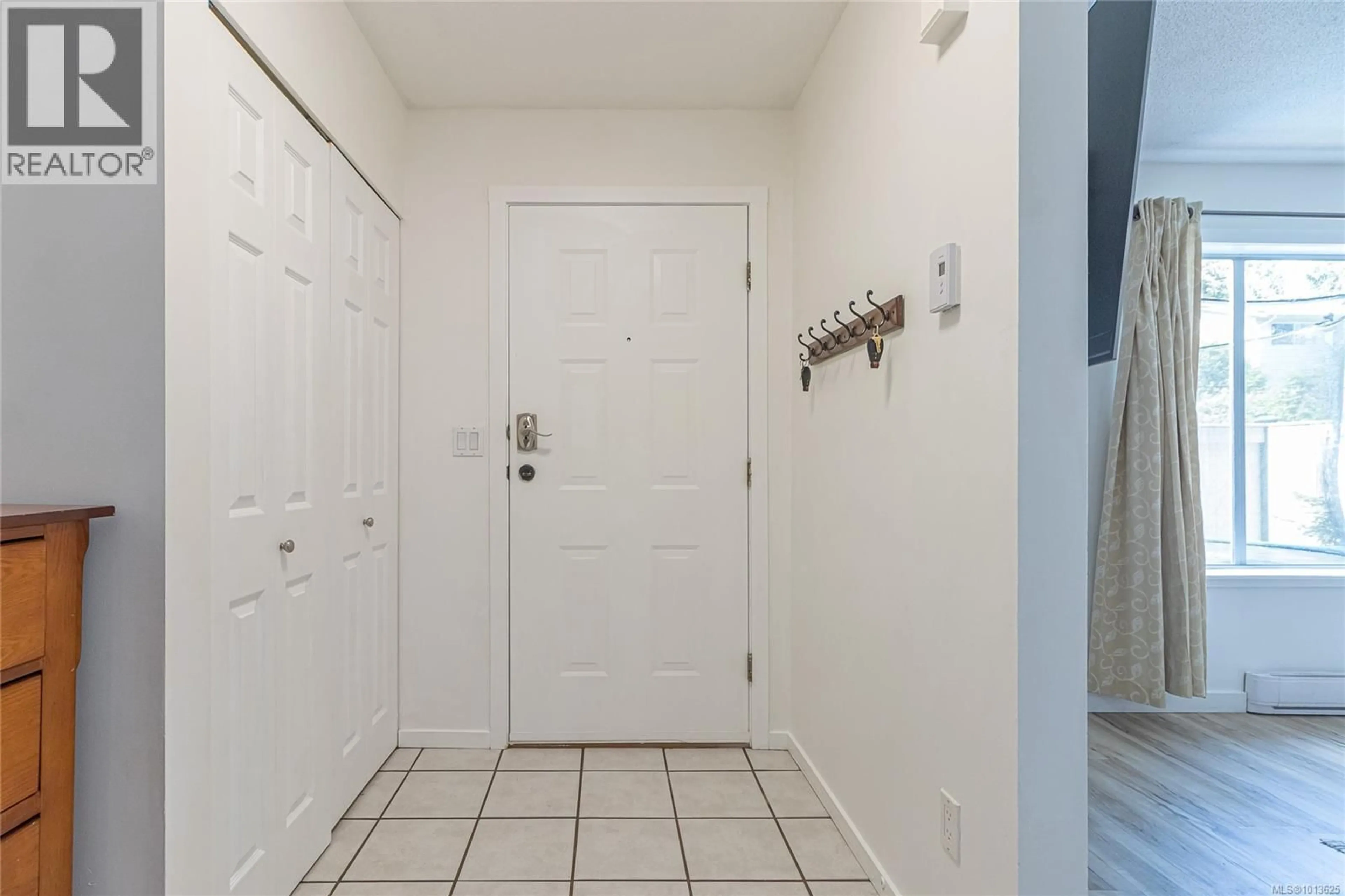 Indoor entryway for 10 - 1906 BOWEN ROAD, Nanaimo British Columbia V9S5S6