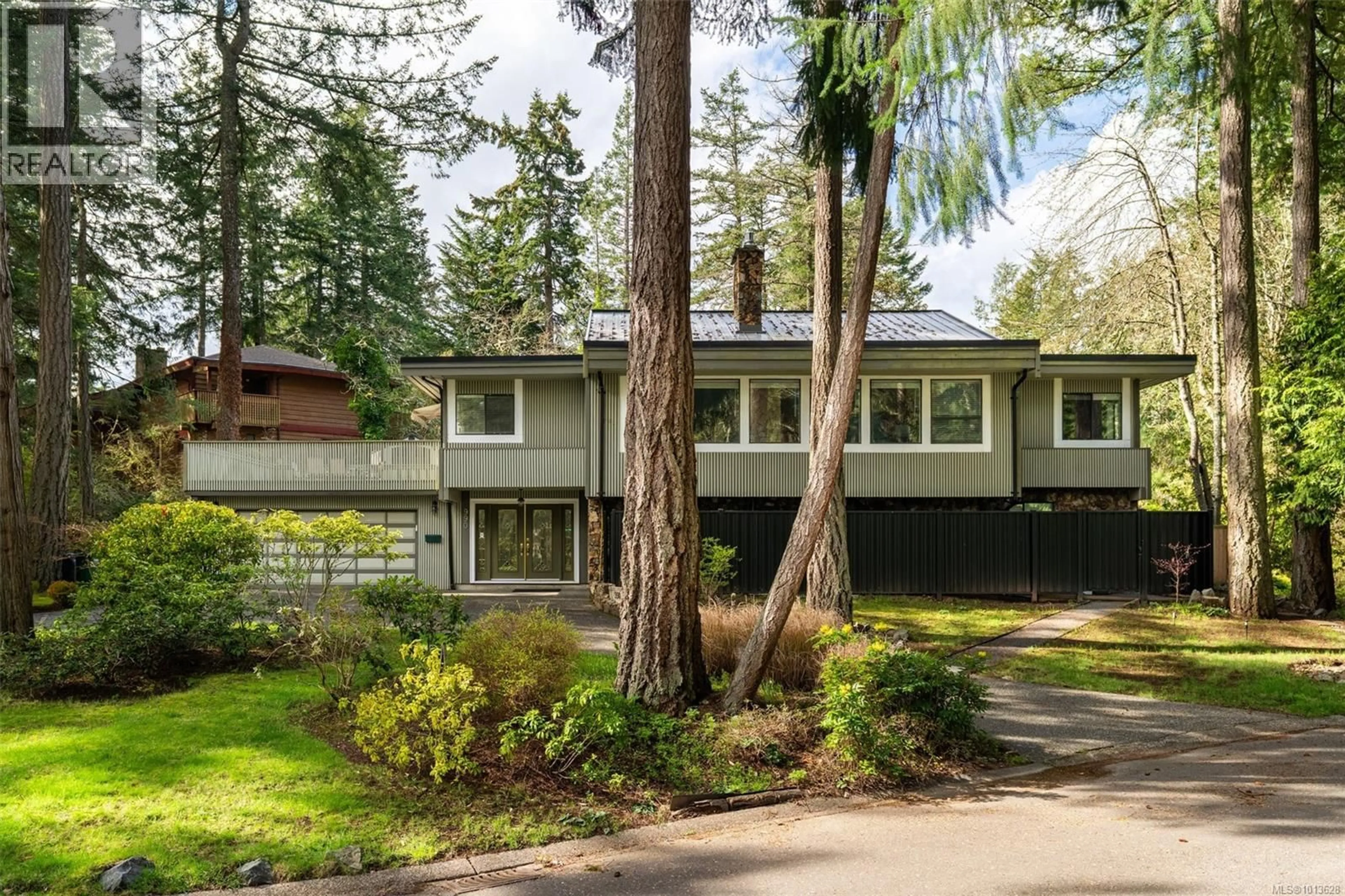 Home with vinyl exterior material, forest/trees view for 990 COTTONTREE CLOSE, Saanich British Columbia V8X4E9